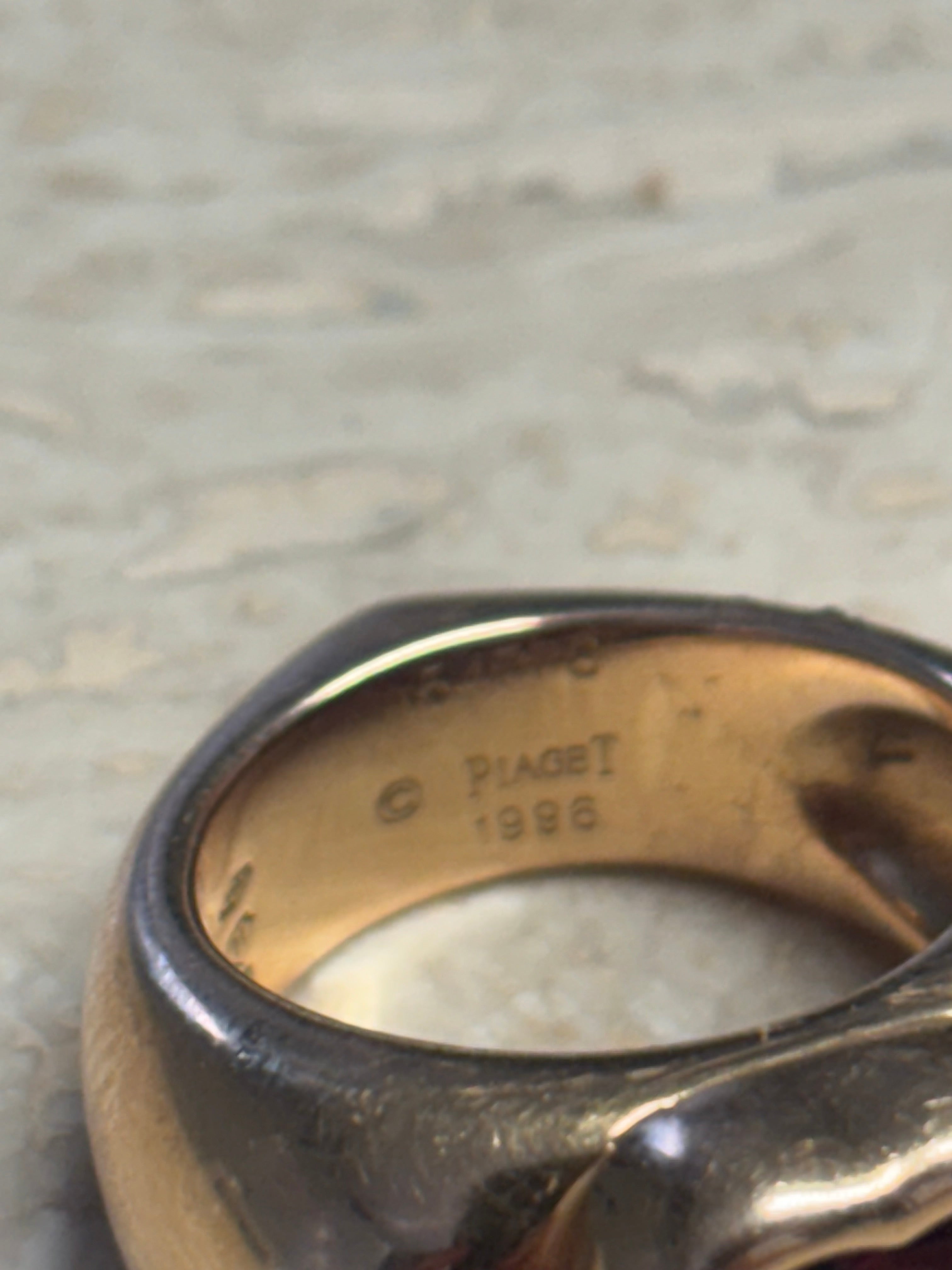 Bague Piaget en or 18 carats avec grenat en forme de cœur – Taille 55