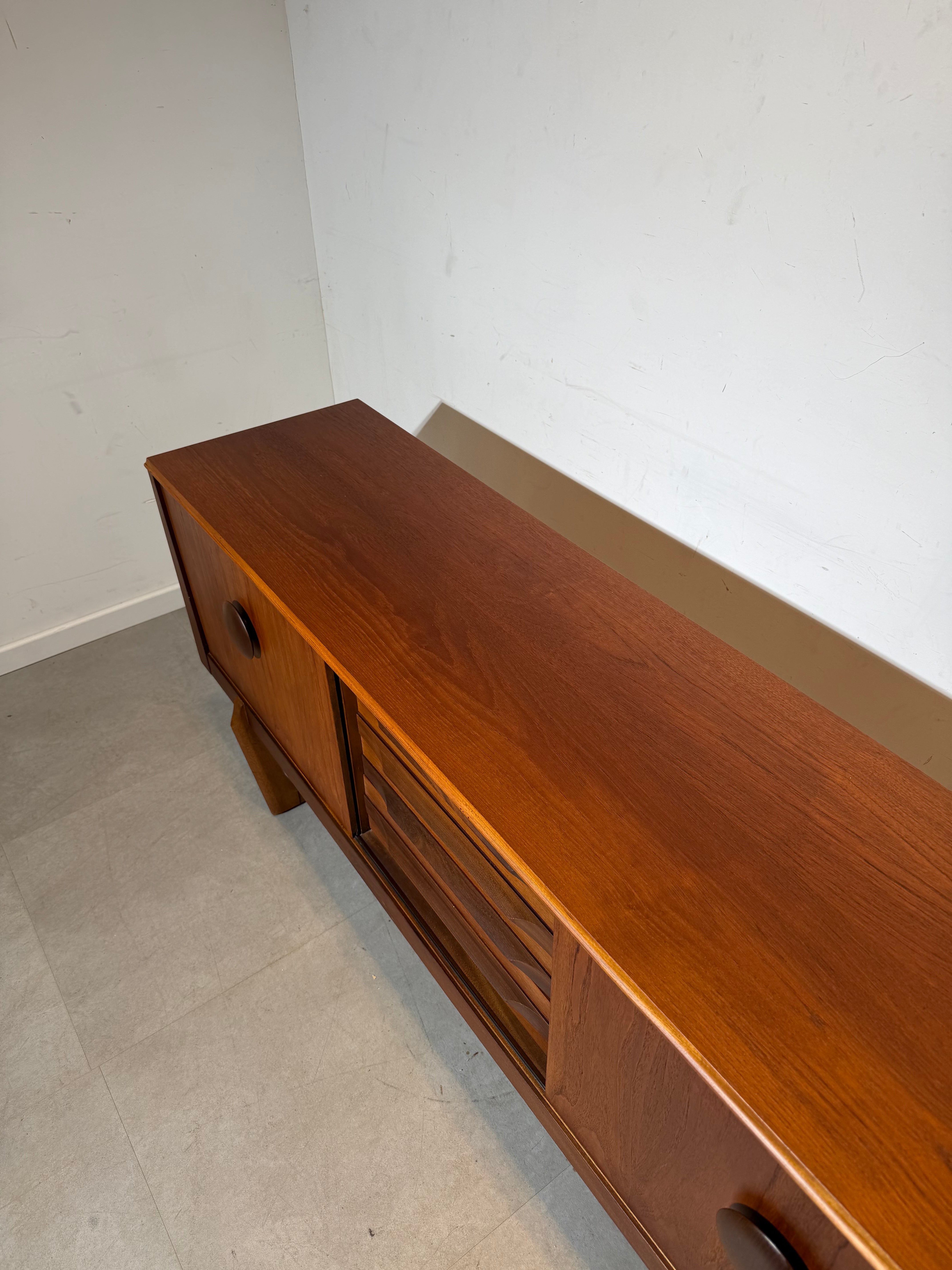 Buffet en teck Elliotts of Newbury – Style moderne du milieu du siècle (Royaume-Uni, années 1960)