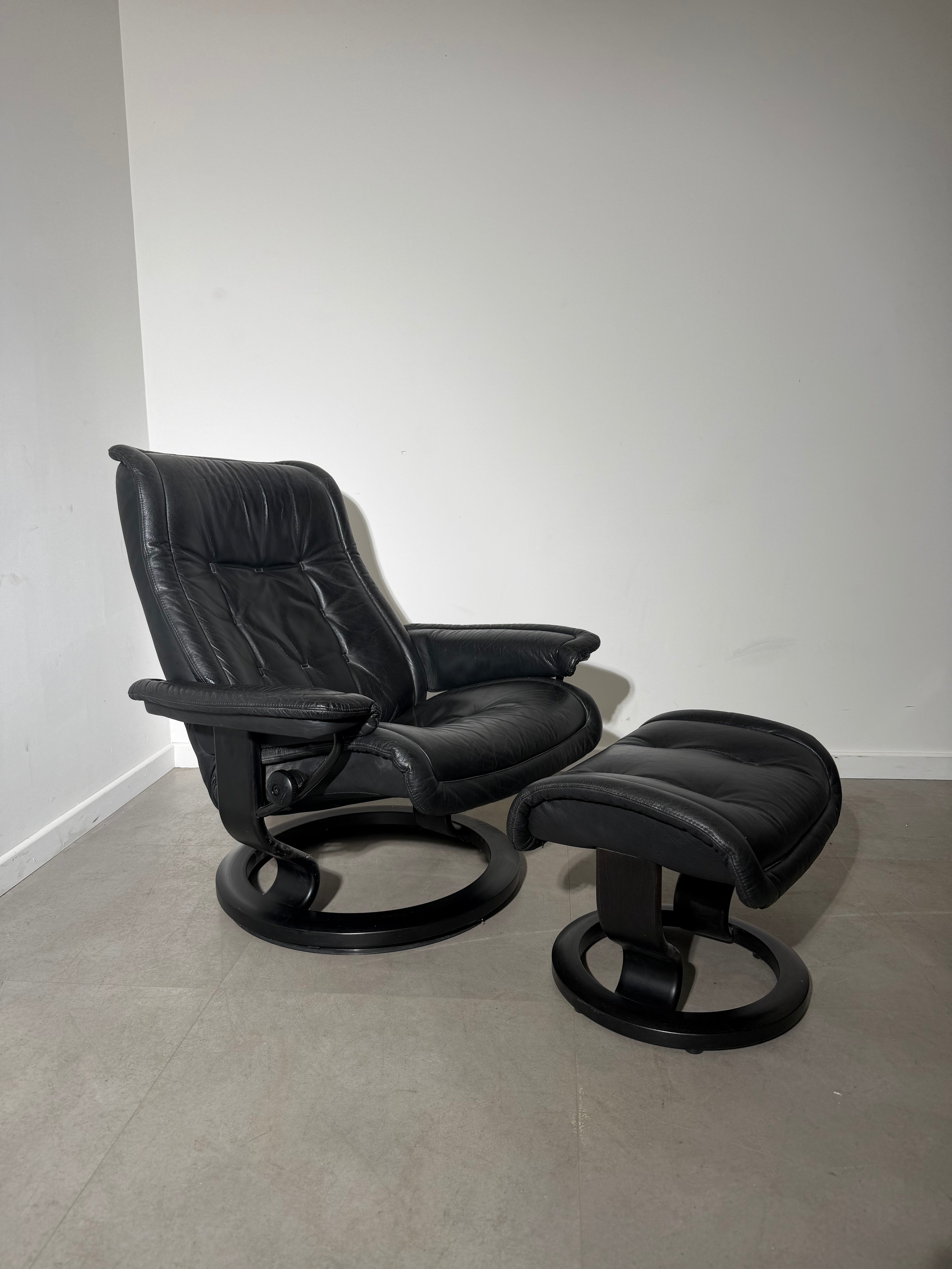 Stressless Black Relaxchair with Ottoman