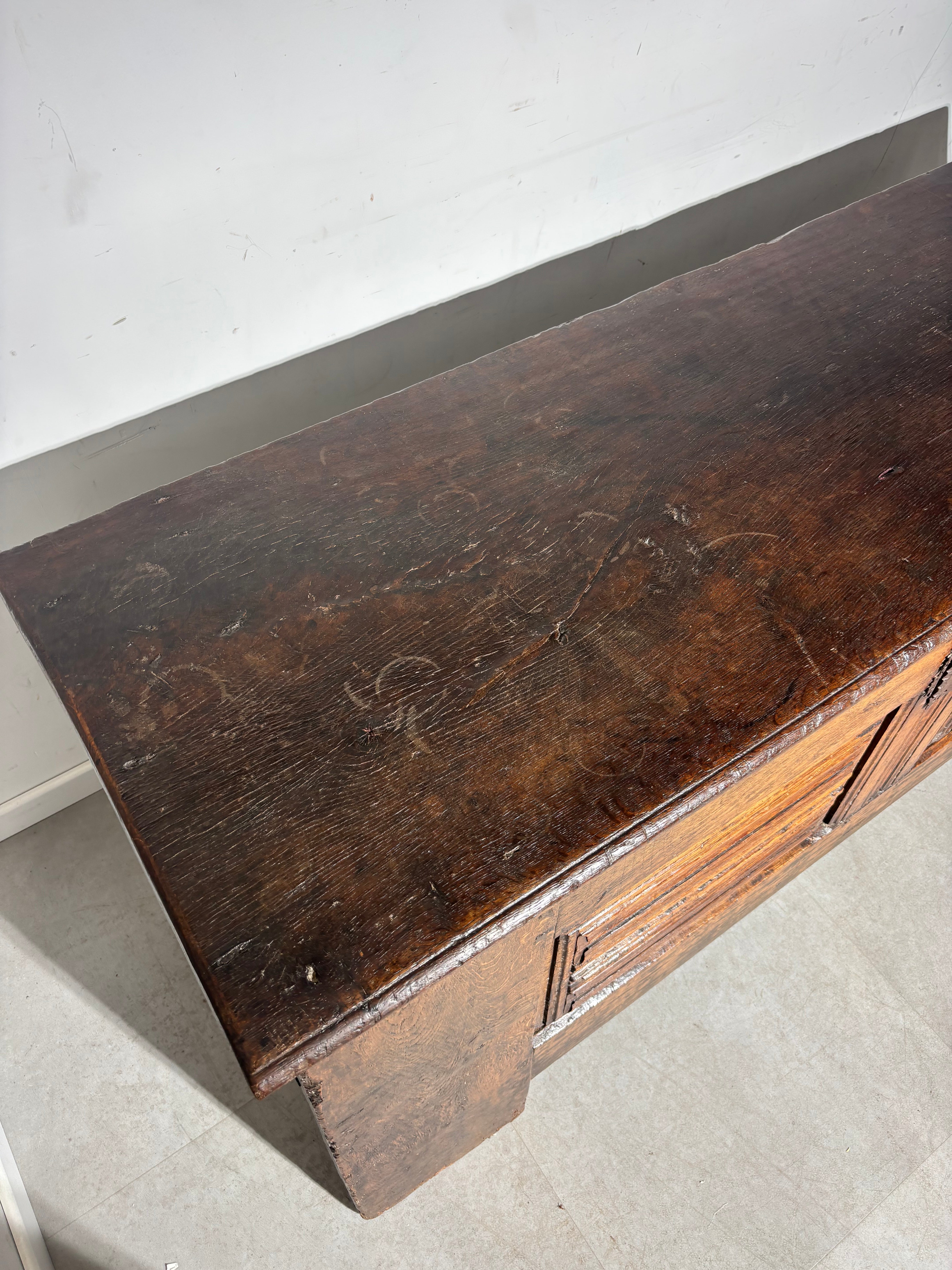 Grand coffre ancien en bois – Rustique et artisanal