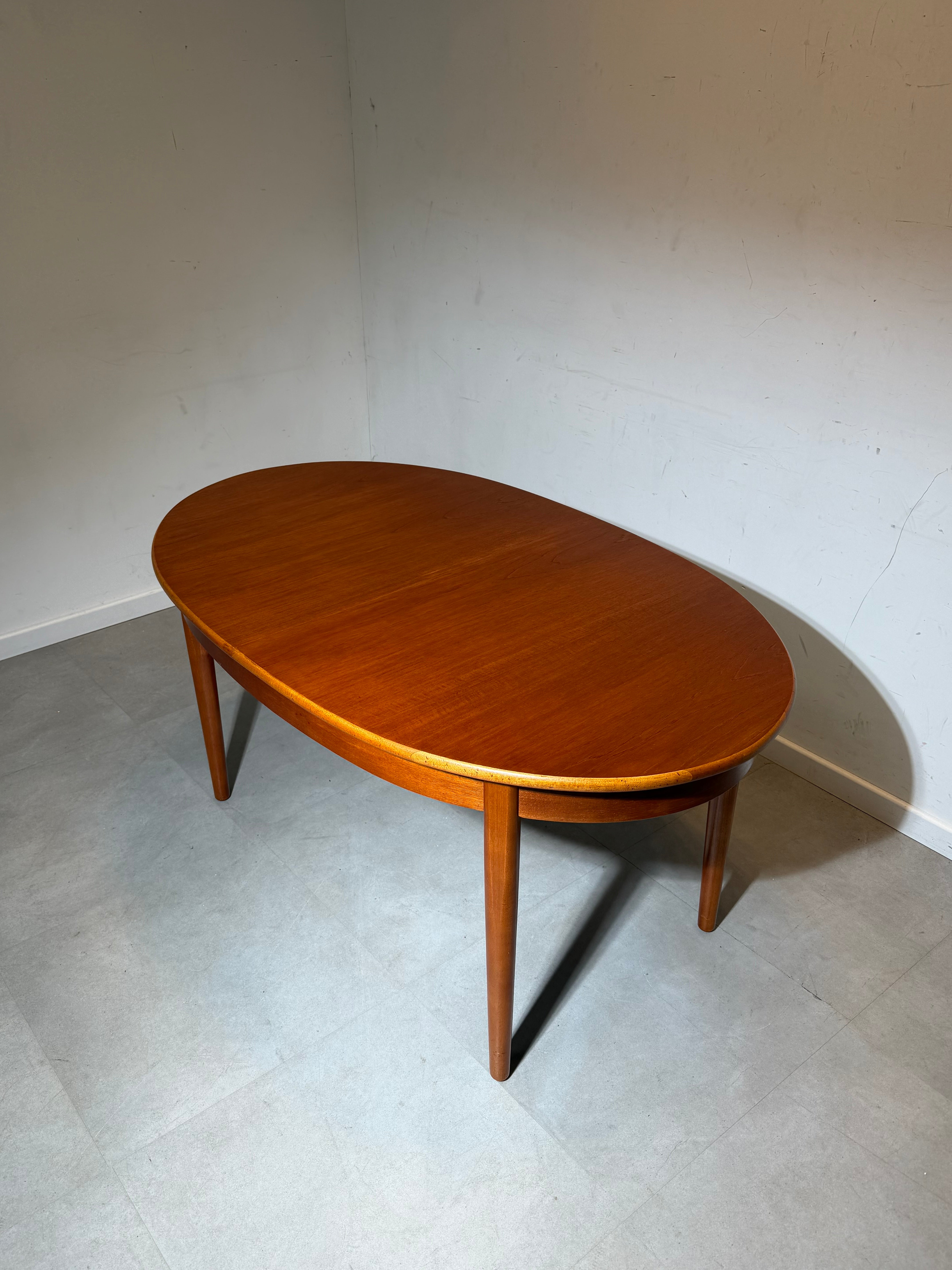 Vintage Oval Extendable Dining Table in Teak – 1960s Scandinavian Style