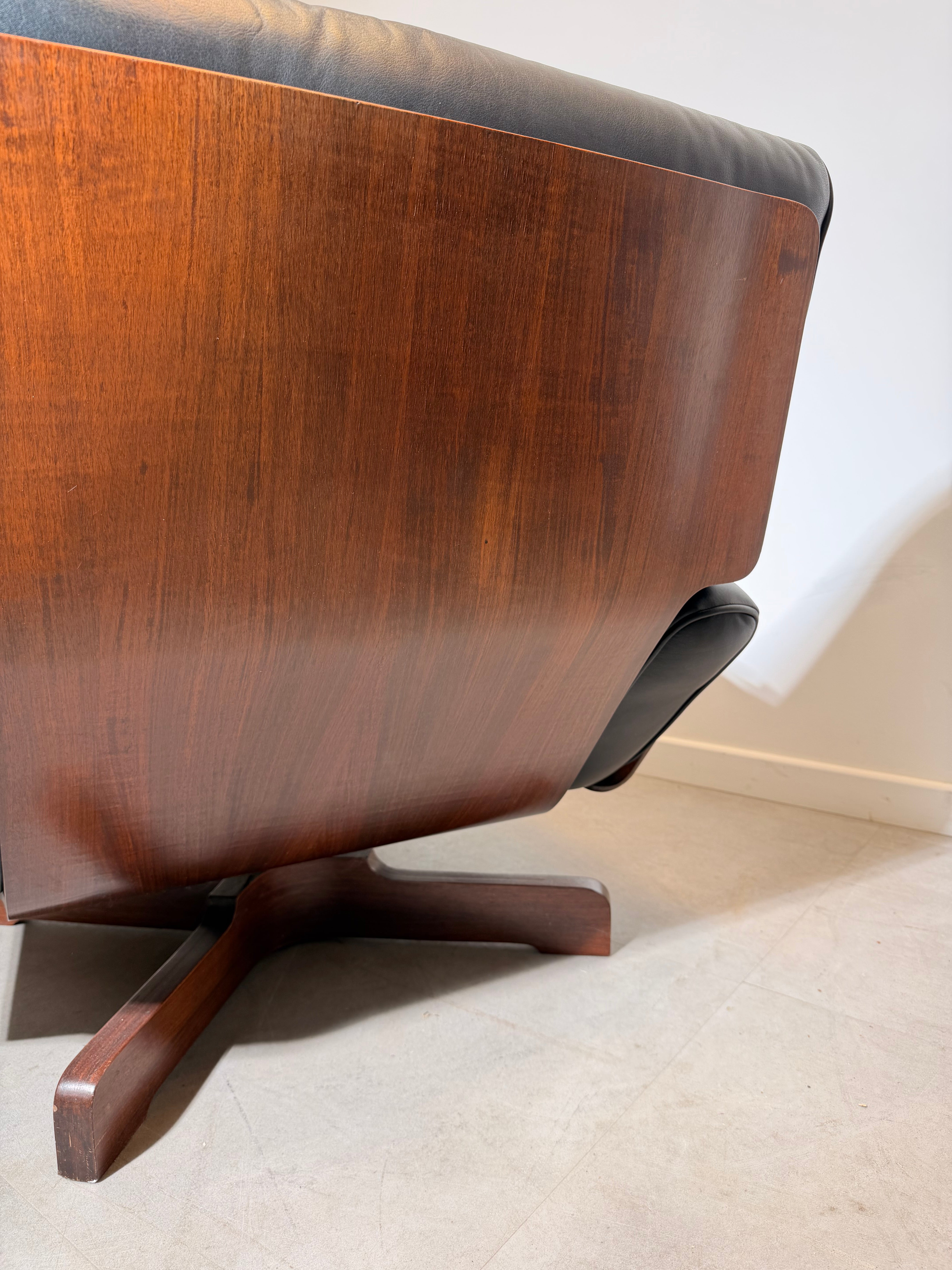 Menilo Taro Model 401 Lounge Chair & Ottoman by Cinova, Italy, 1964