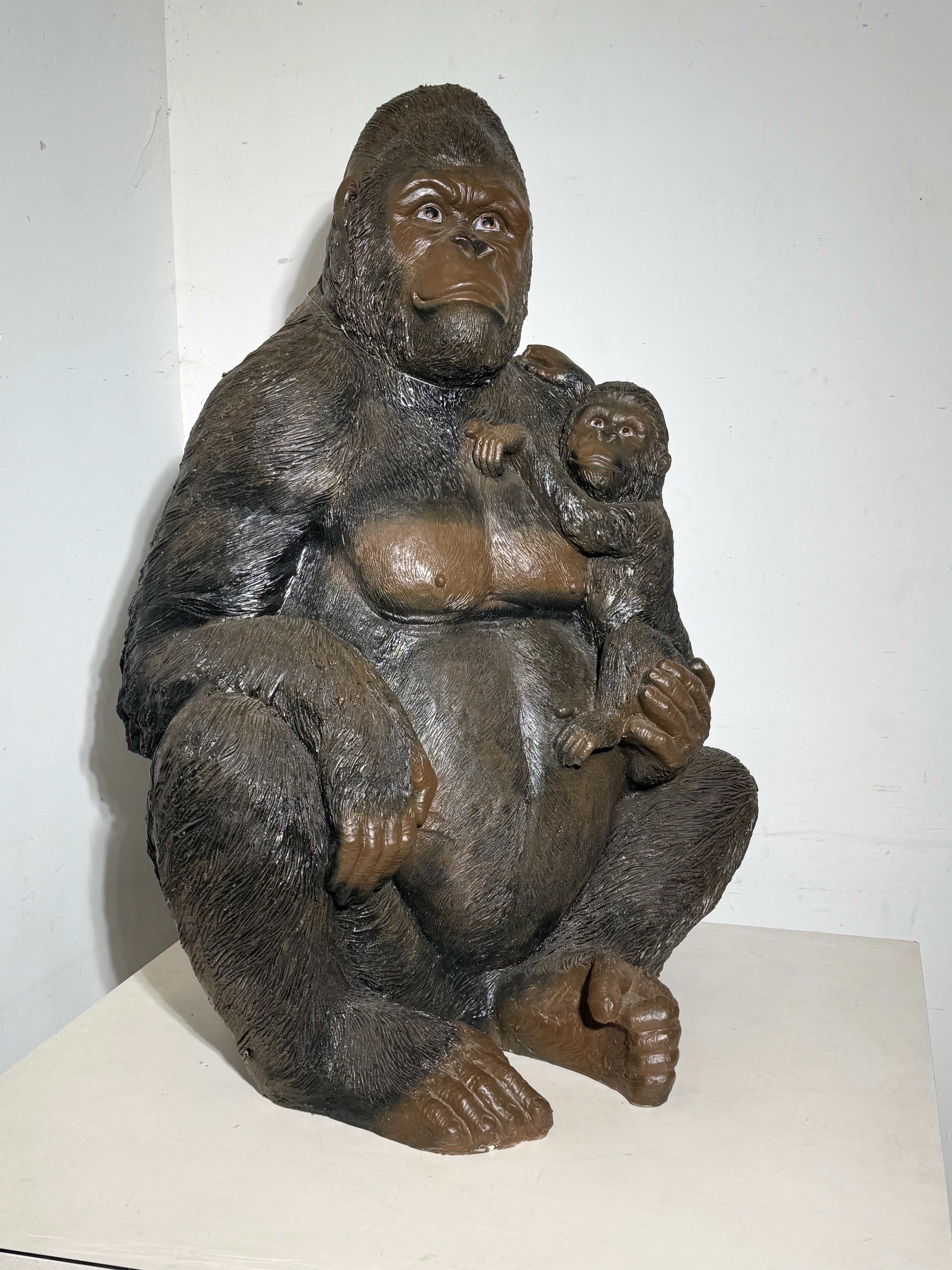 Gorilla Sculpture with Baby – Large Decorative Animal Statue – 120 × 90 cm
