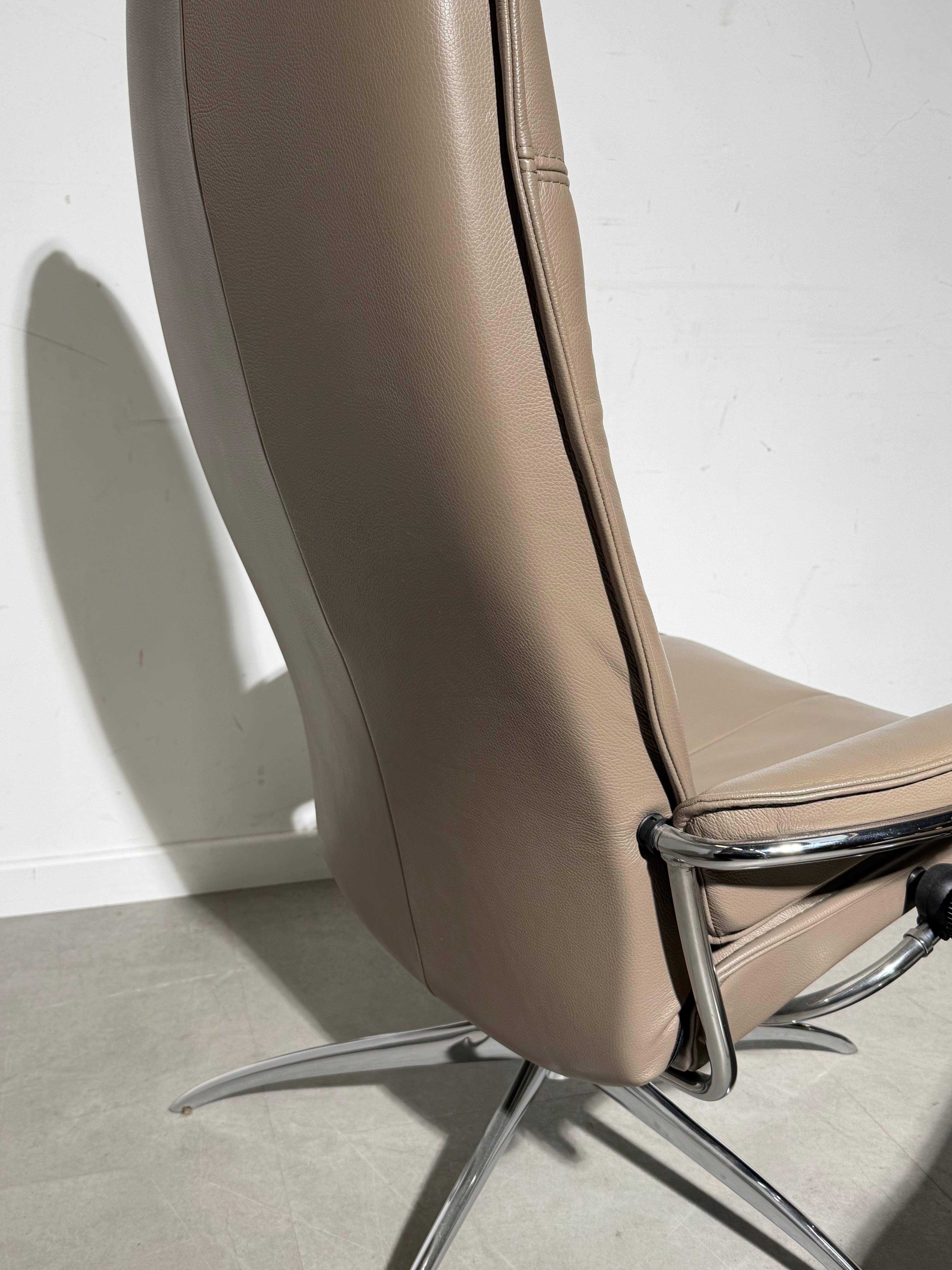 Fauteuil inclinable Stressless City à dossier haut avec repose-pieds