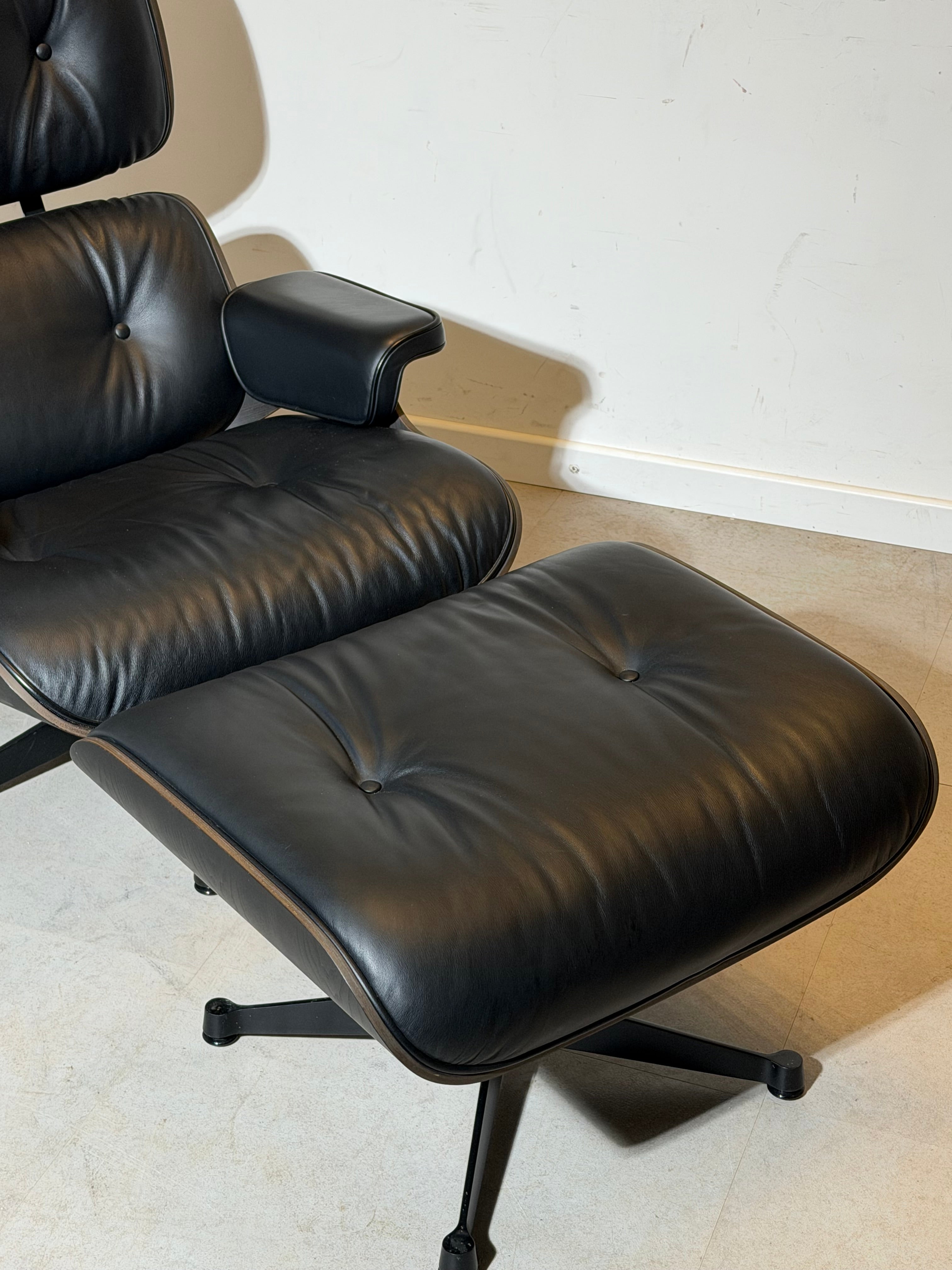 Fauteuil lounge Vitra Eames XL avec repose-pieds, entièrement noir.