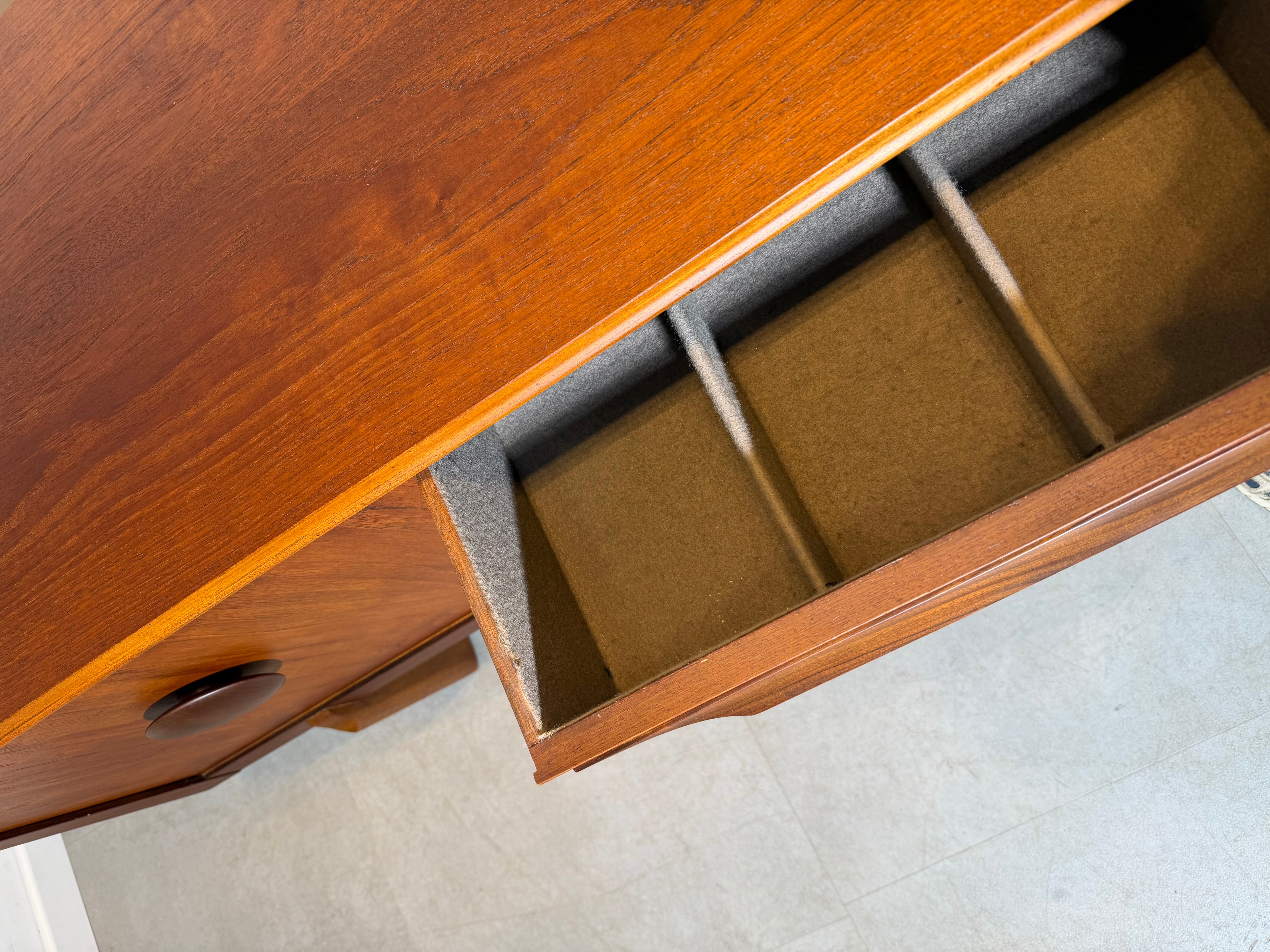 Buffet en teck Elliotts of Newbury – Style moderne du milieu du siècle (Royaume-Uni, années 1960)