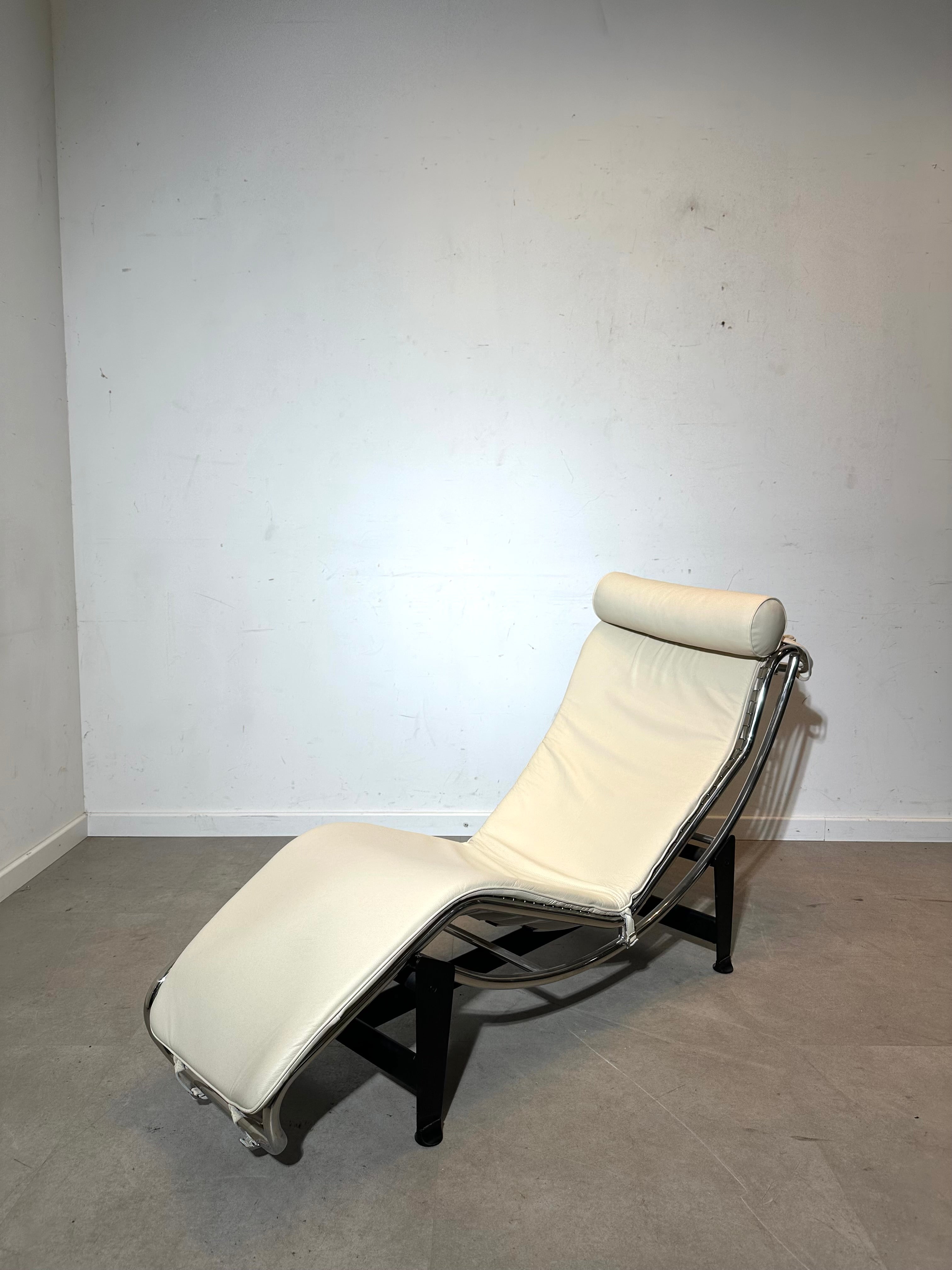LC4 chaise longue – Le Corbusier design – ivory color Replica