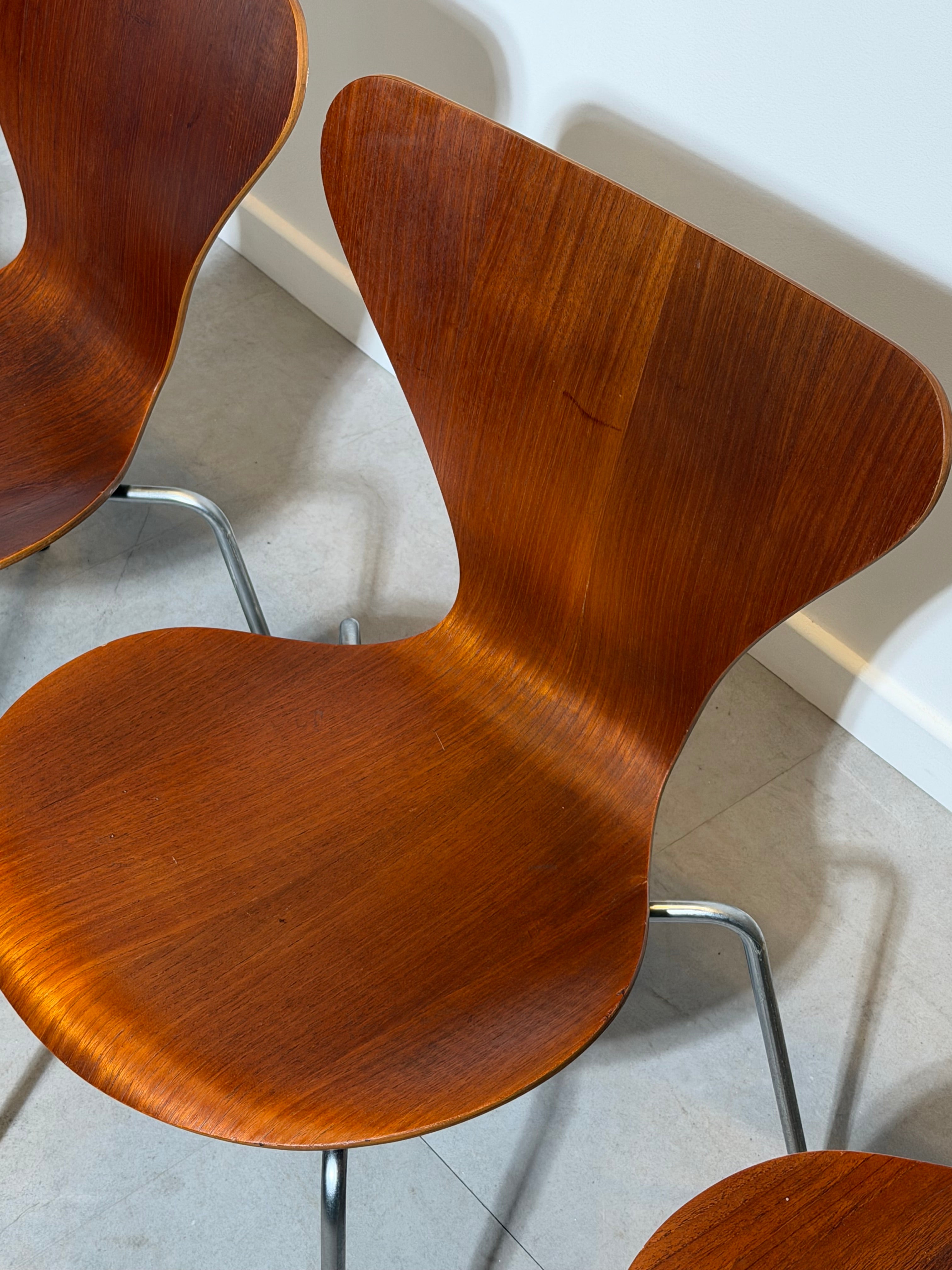 Set of Four Vintage Fritz Hansen Series 7 Dining Chairs – Teak Veneer – Arne Jacobsen – 1969