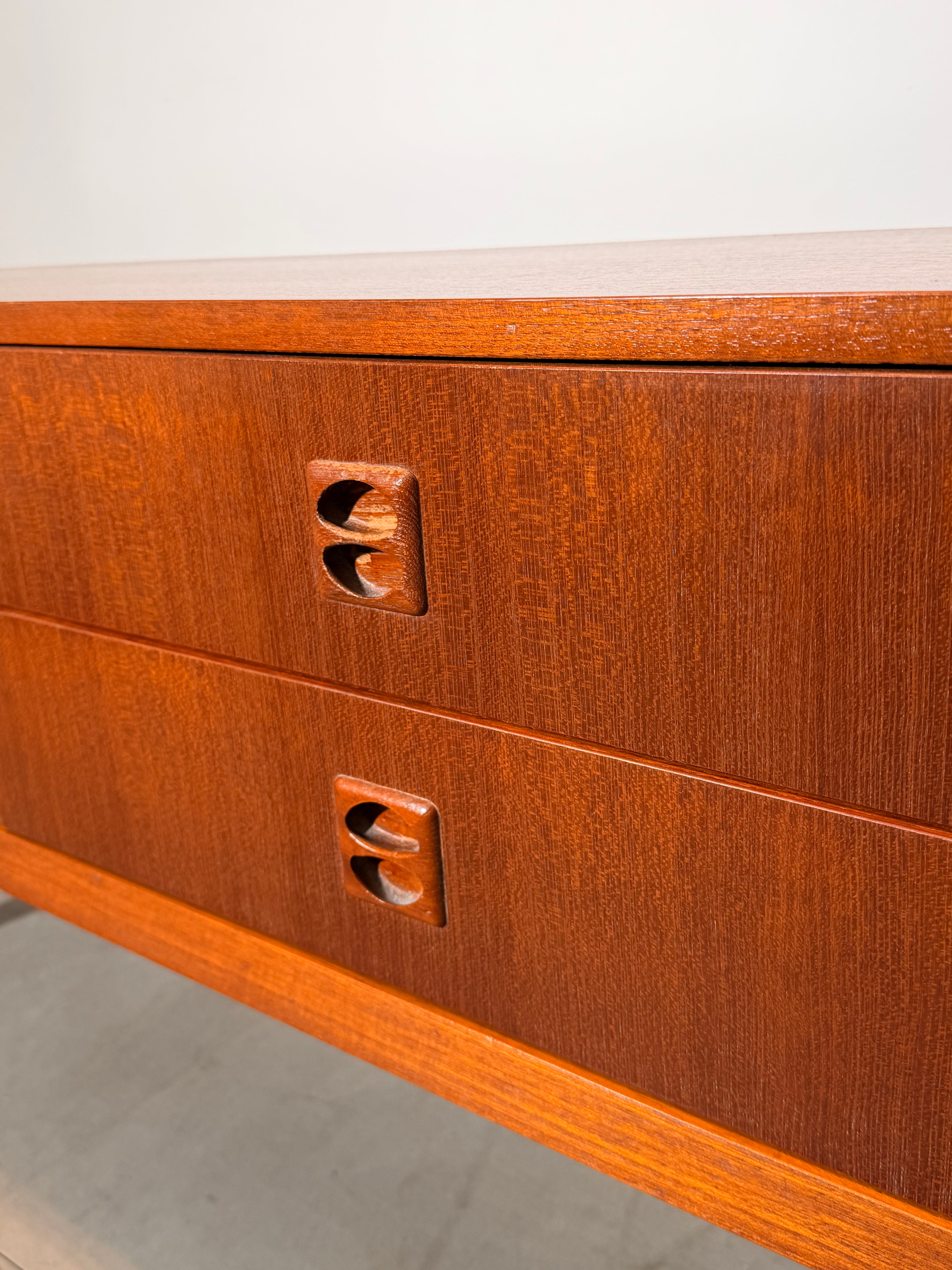 Vintage Mid-Century Teak Chest of Drawers – 1960s Scandinavian Style