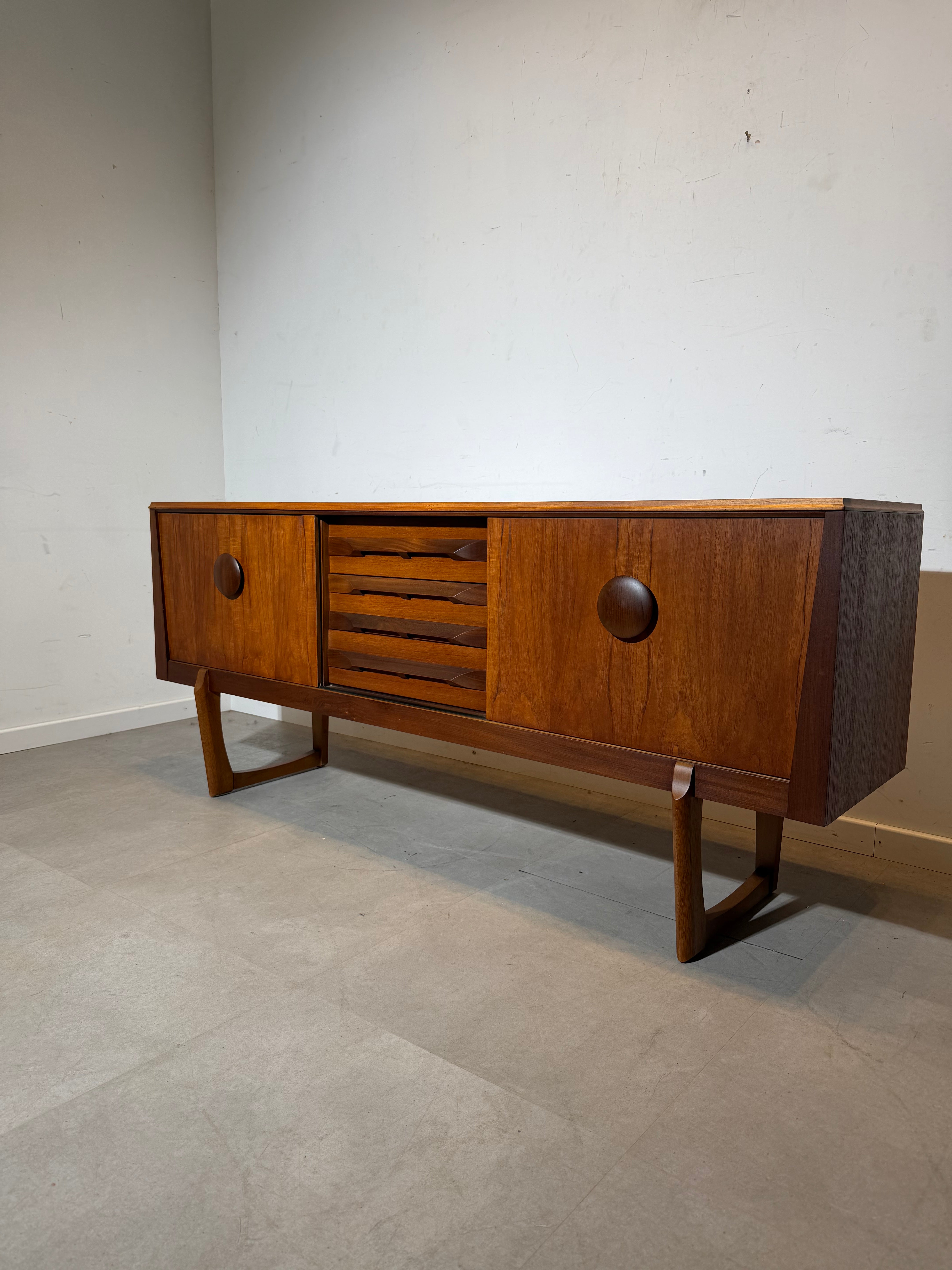 Buffet en teck Elliotts of Newbury – Style moderne du milieu du siècle (Royaume-Uni, années 1960)