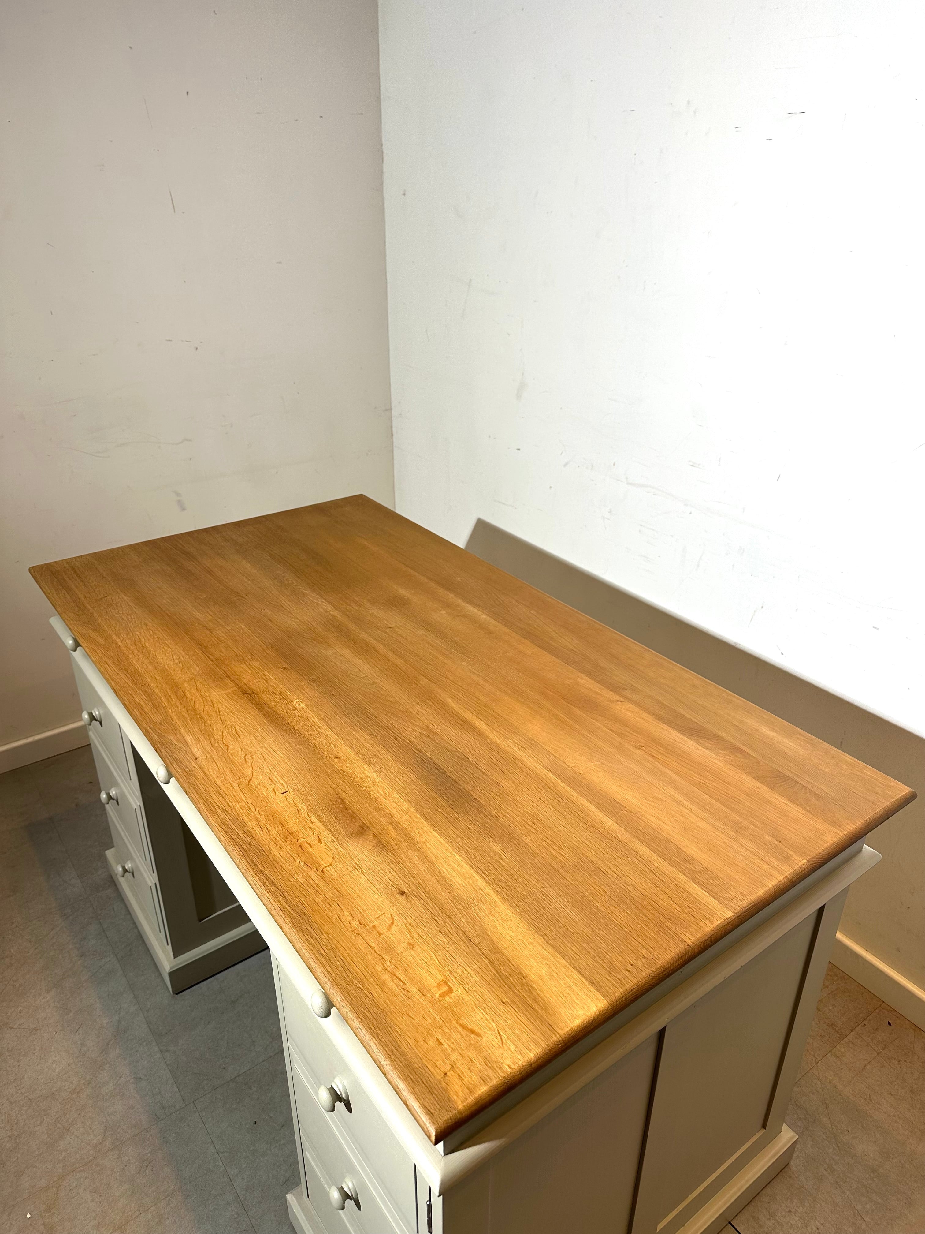 Klassiek massief houten bureau met eikenhouten blad