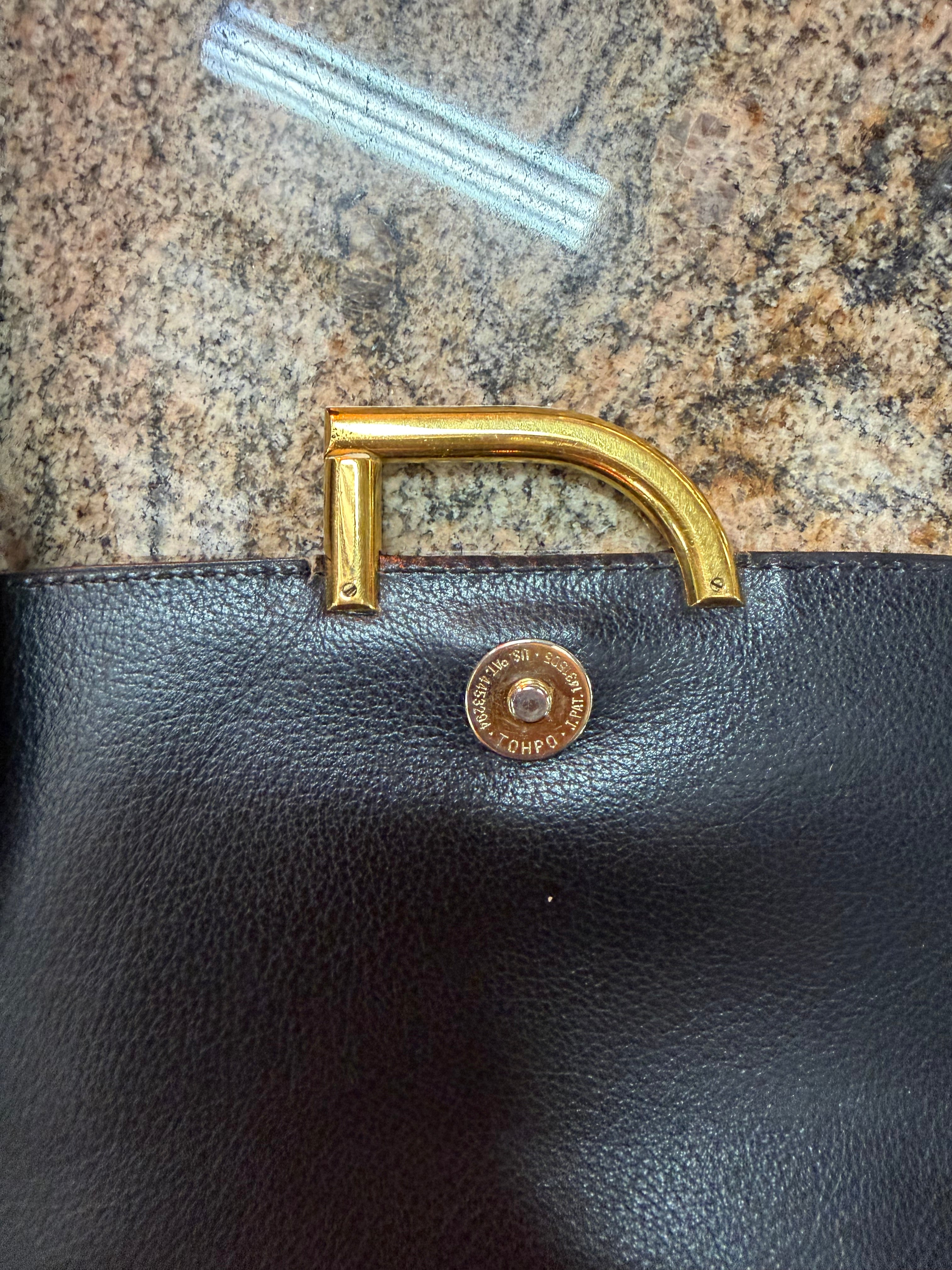 Sac bandoulière Delvaux Diligent en cuir noir – Finitions dorées – Design belge intemporel