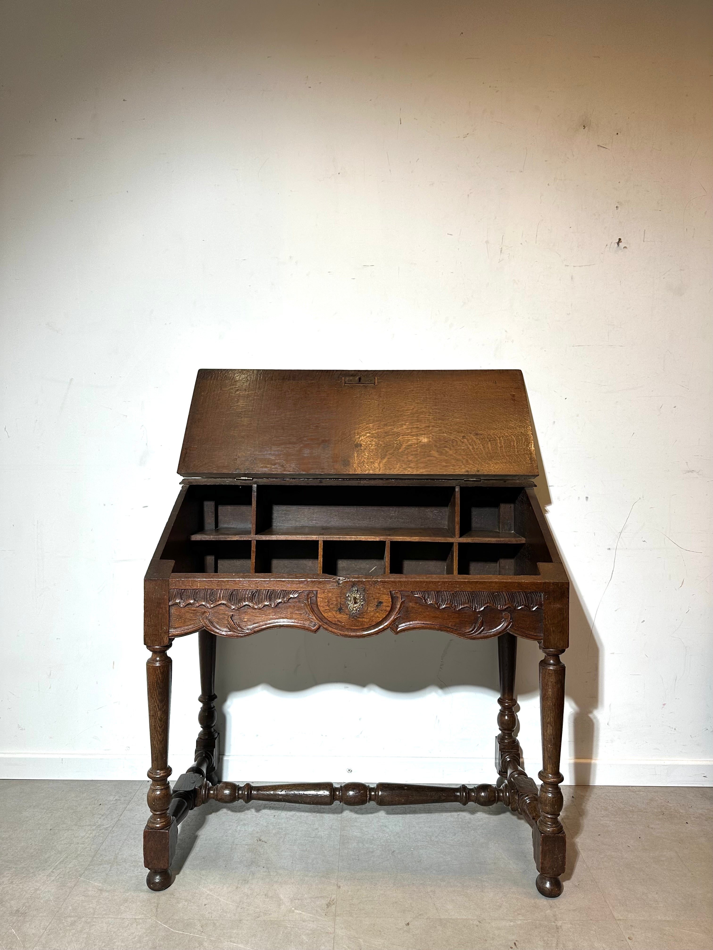 Bureau ancien en chêne français
