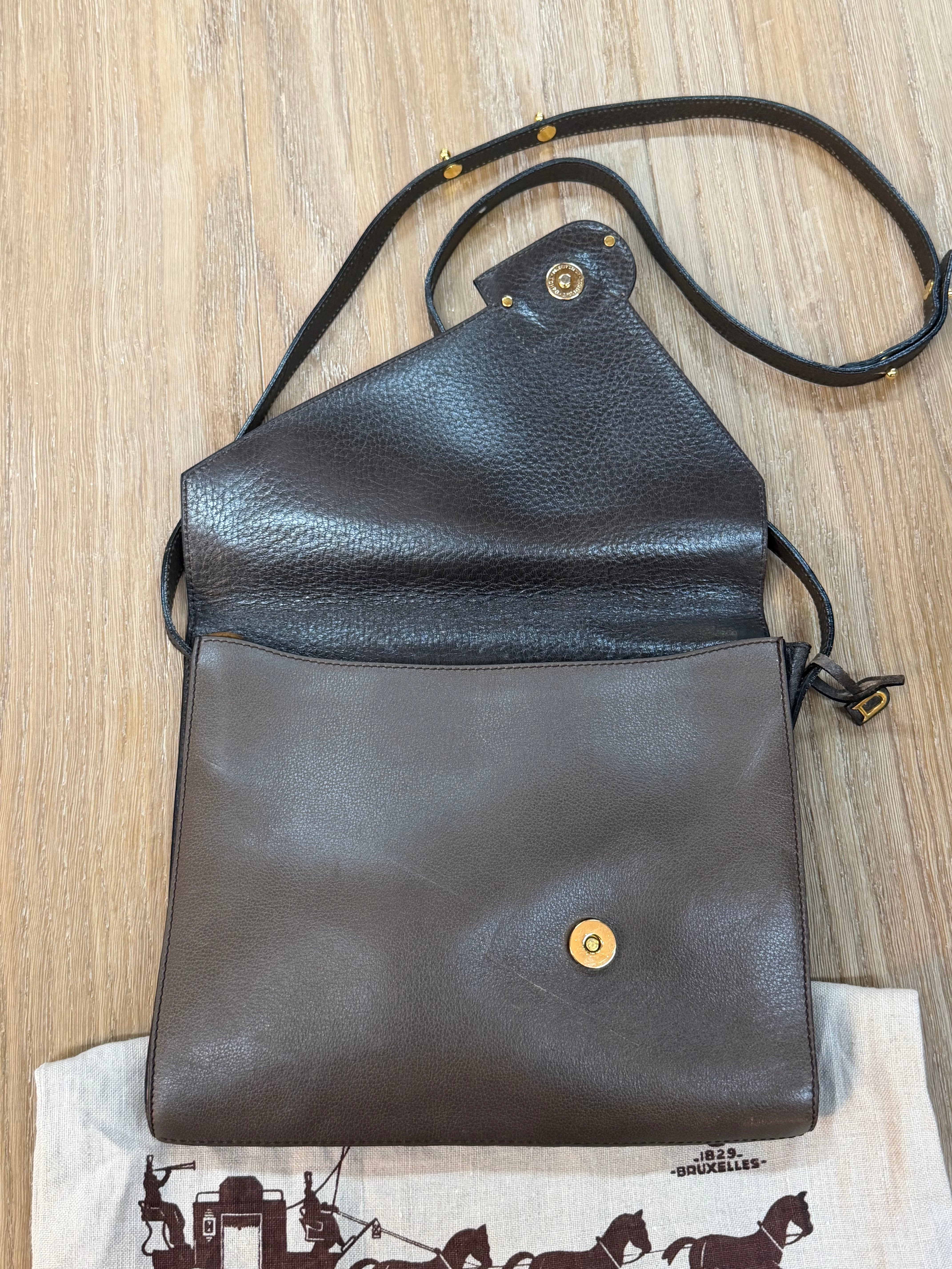 Delvaux “Roméo” Crossbody Bag – Two-Tone Brown Leather – 26 x 22 cm