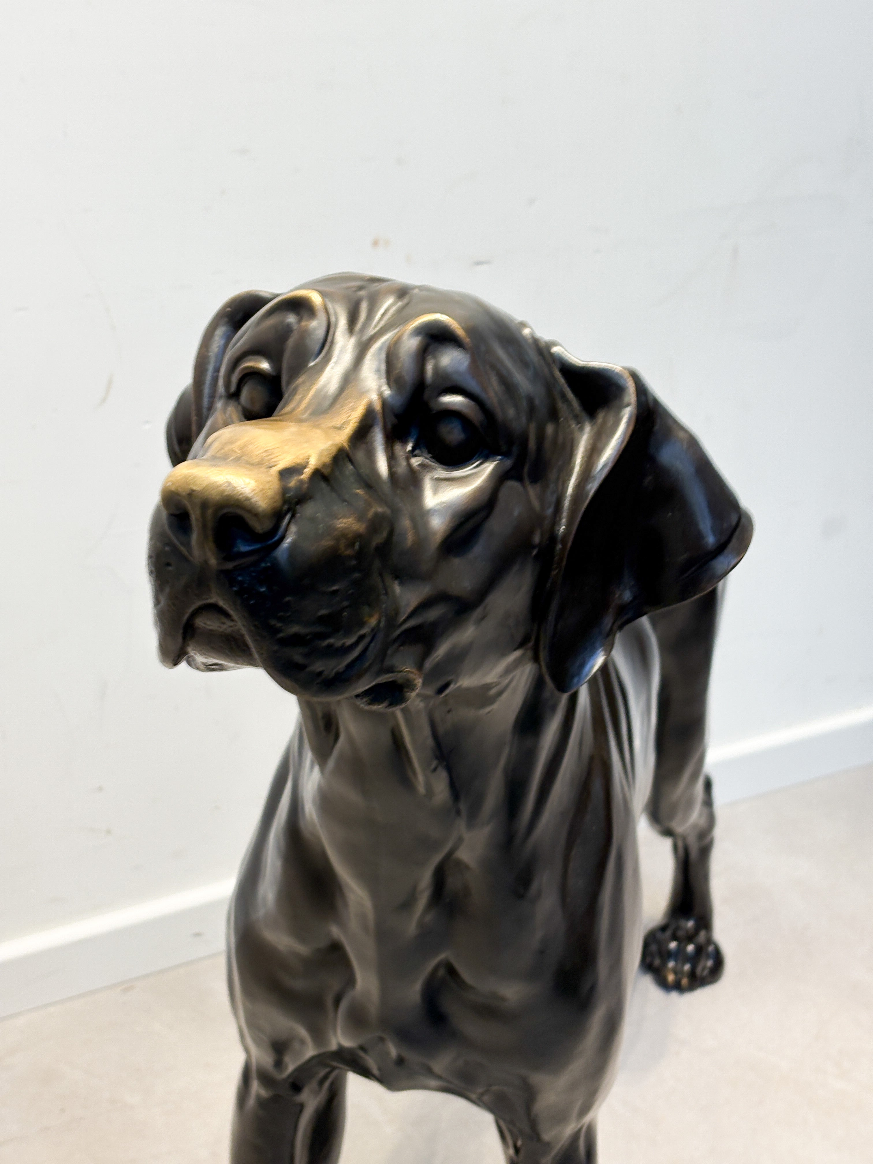 Statue en bronze d'un chien de chasse