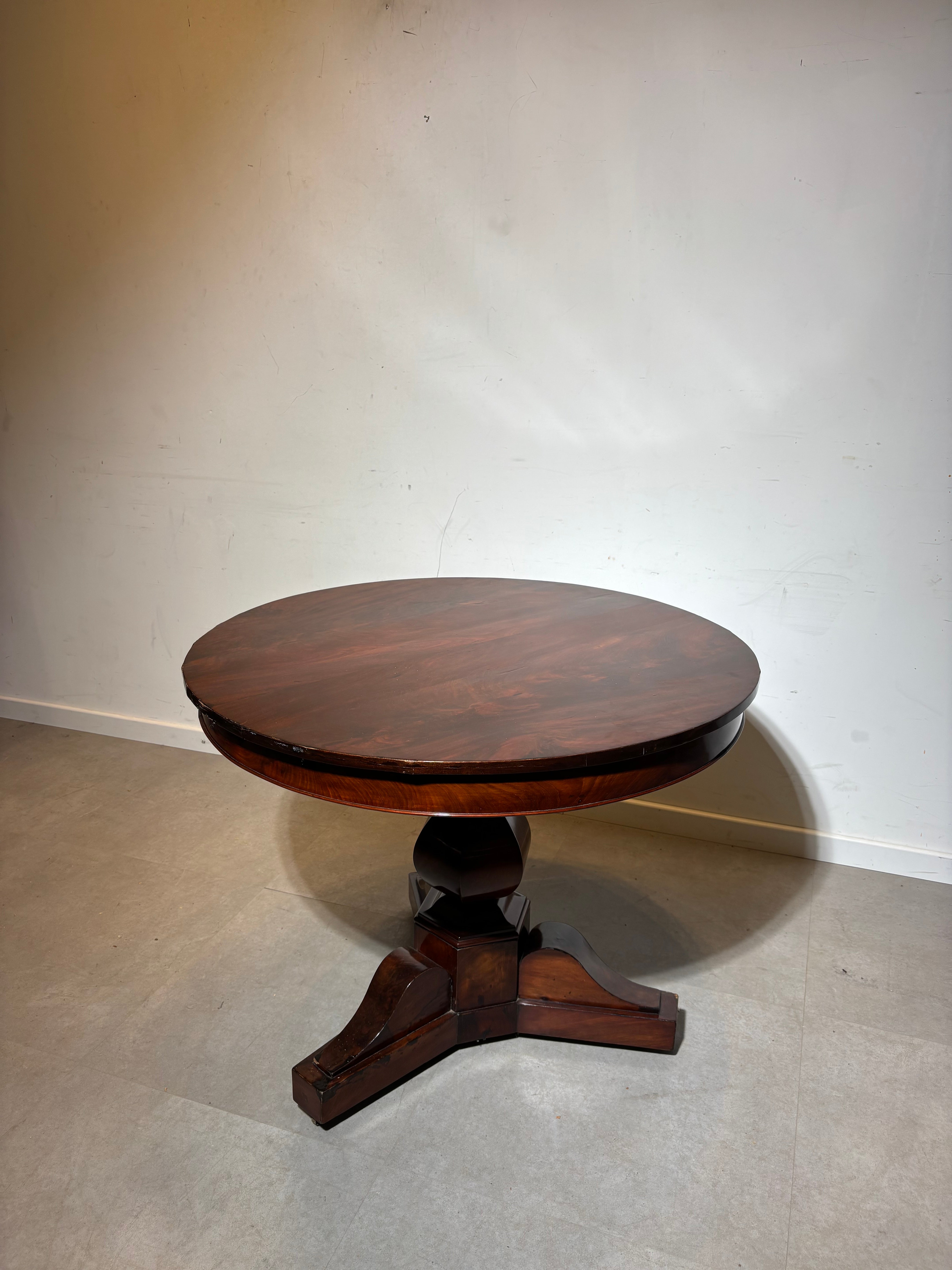 Antique round acajou table