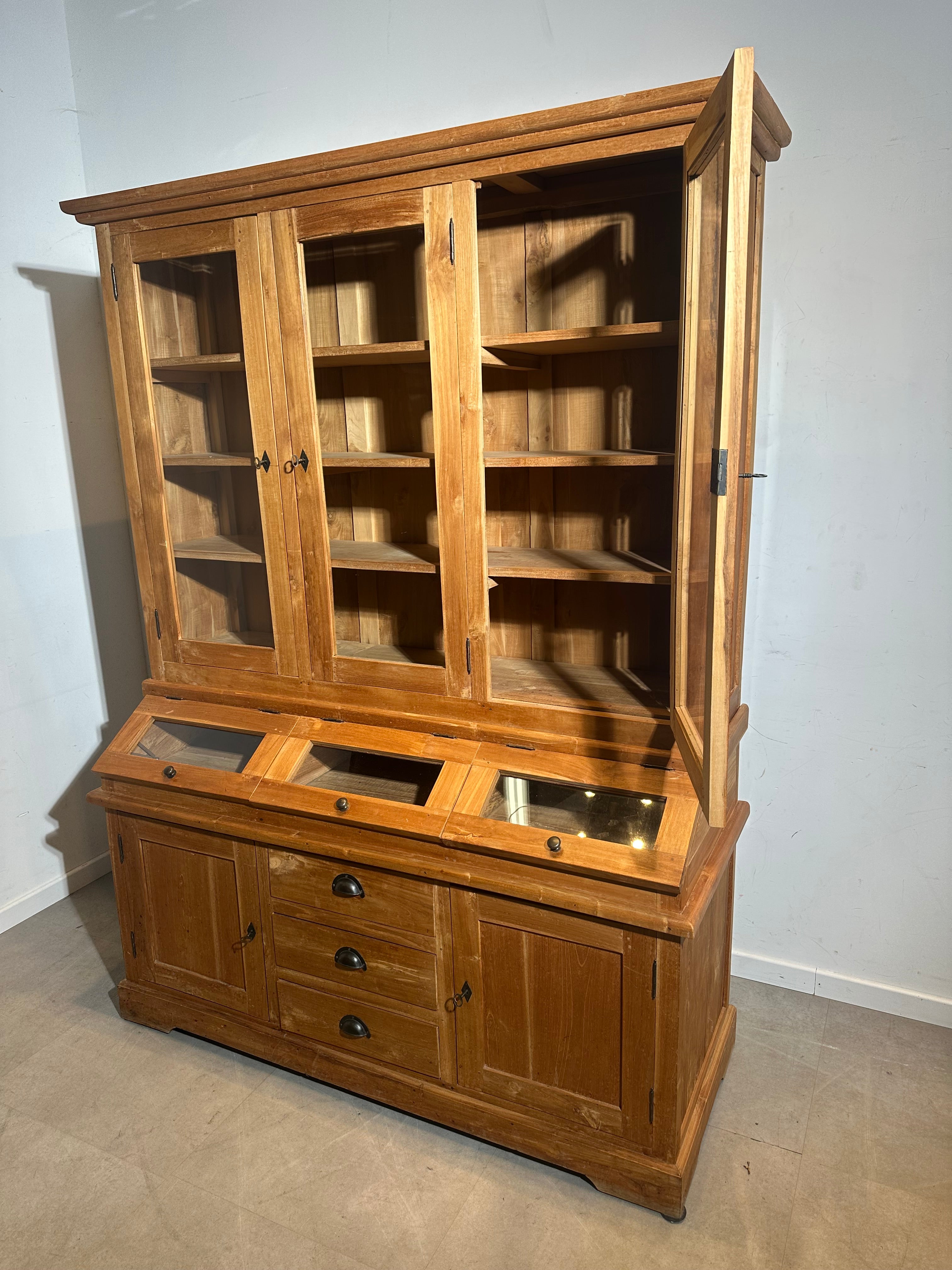 Teakhouten vitrinekast met glazen vakken