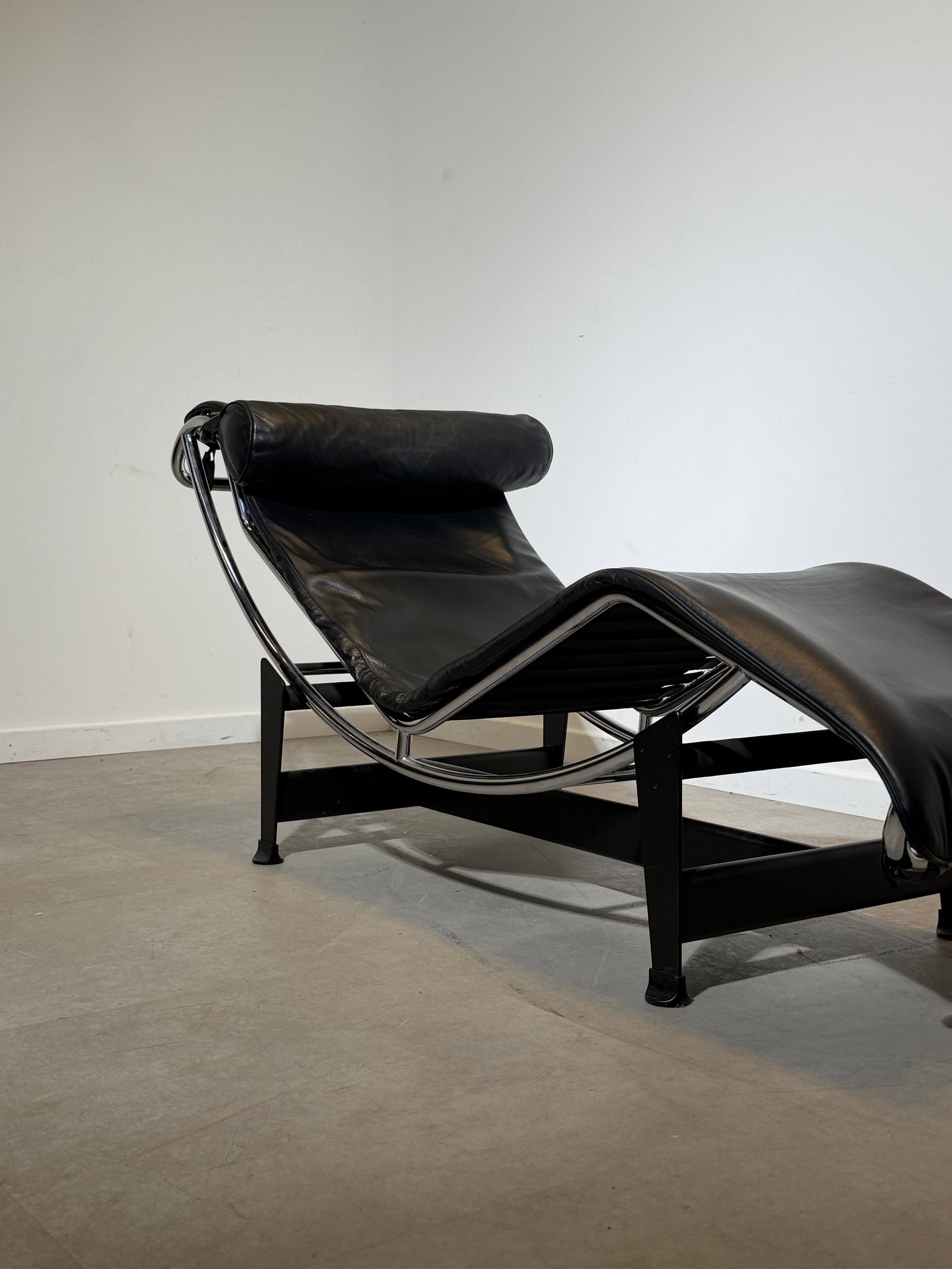 Cassina LC4 Chaise Longue by Le Corbusier, Pierre Jeanneret & Charlotte Perriand – Black Leather