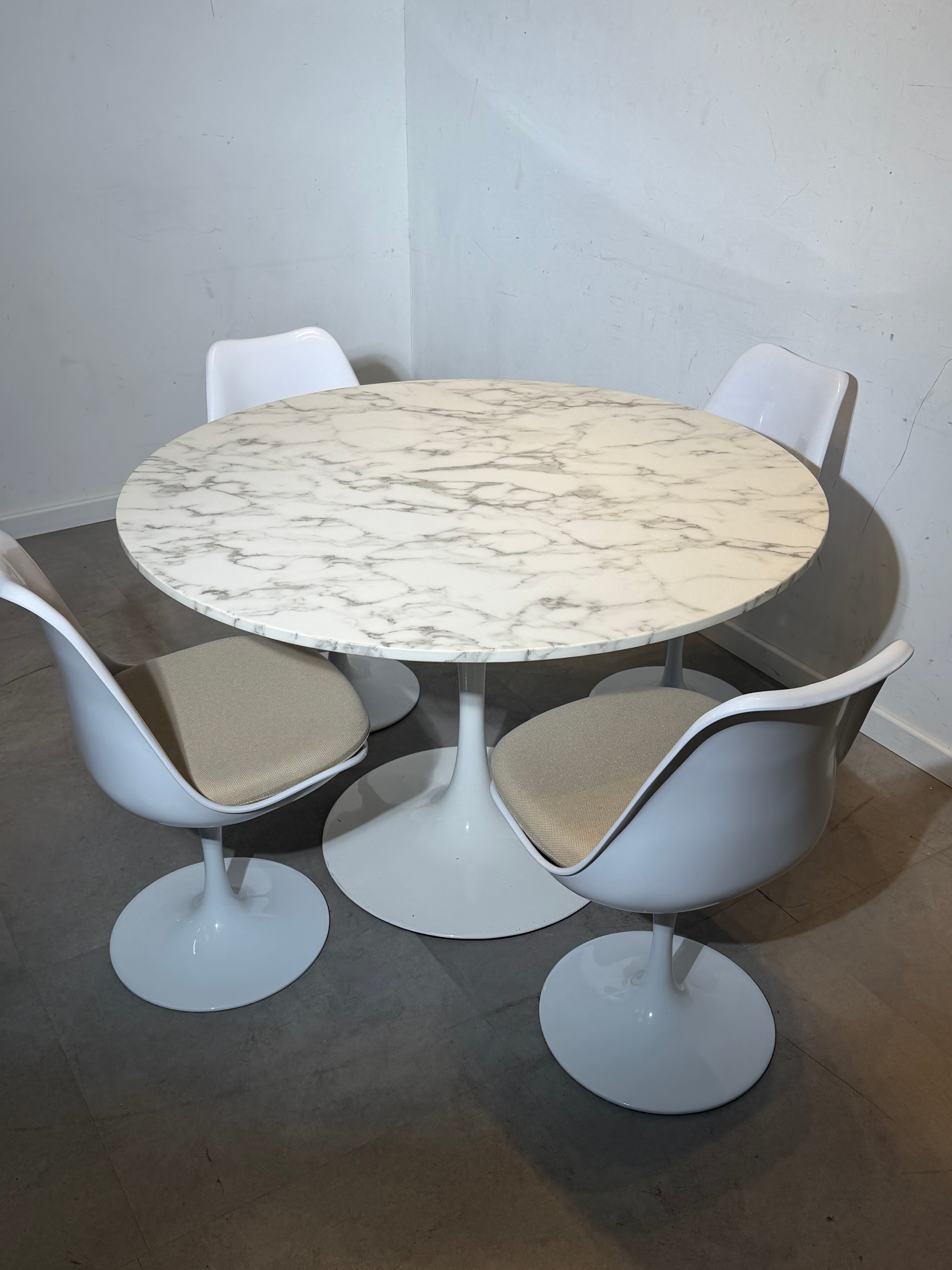 Tulip marble dining table with 4 chairs – Ø120 cm