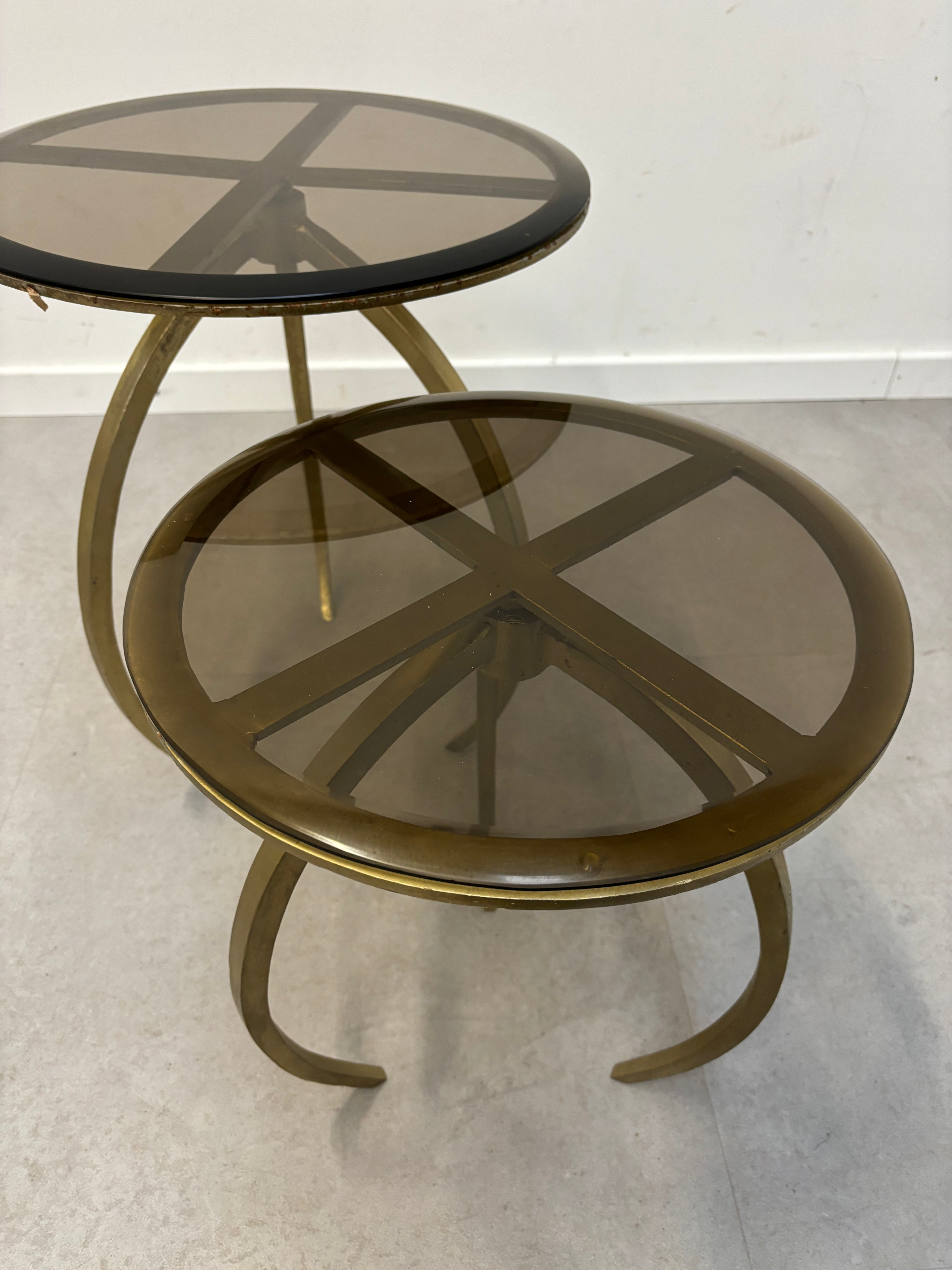 Ensemble de deux tables d'appoint en bronze avec verre