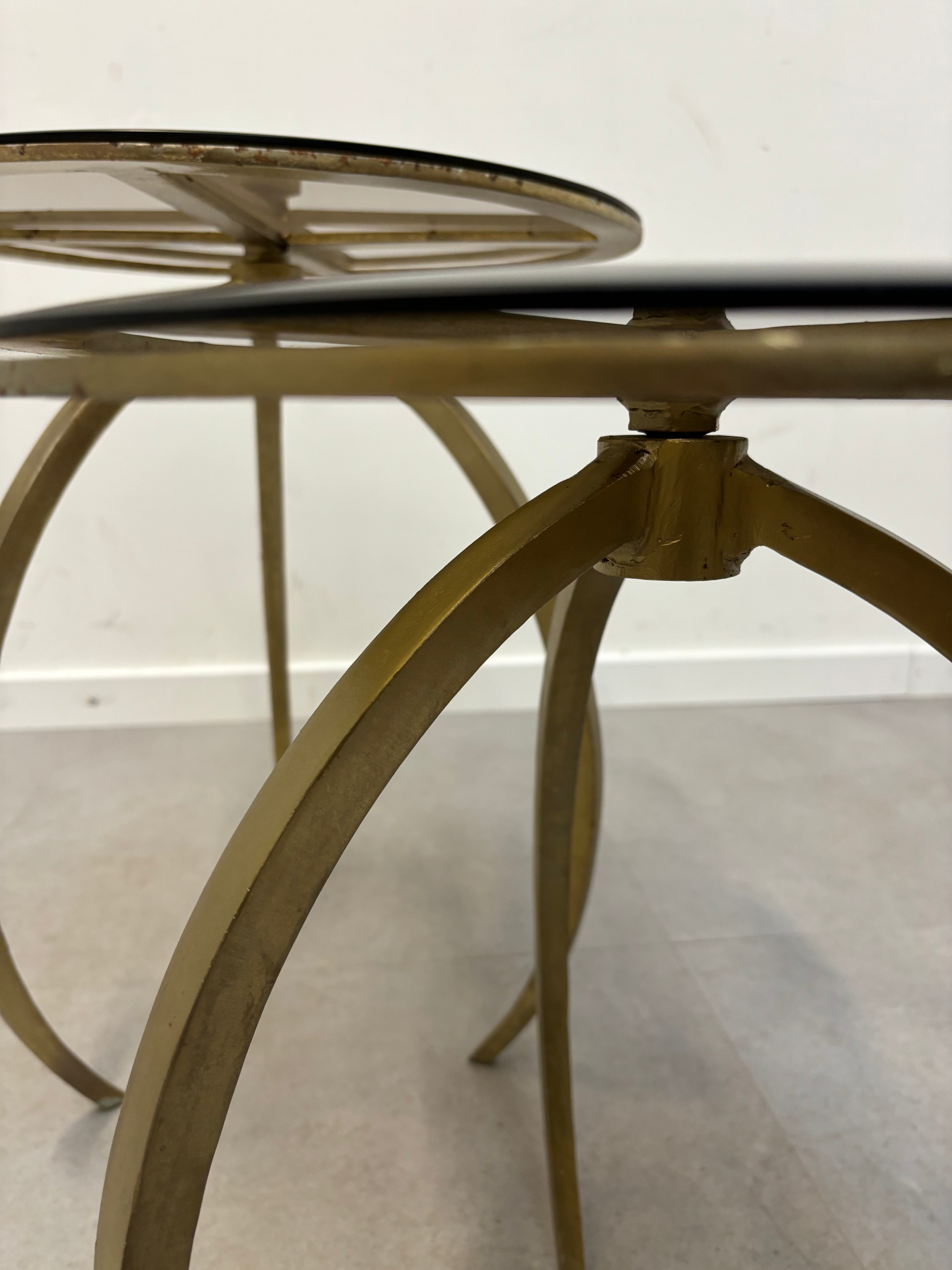 Ensemble de deux tables d'appoint en bronze avec verre