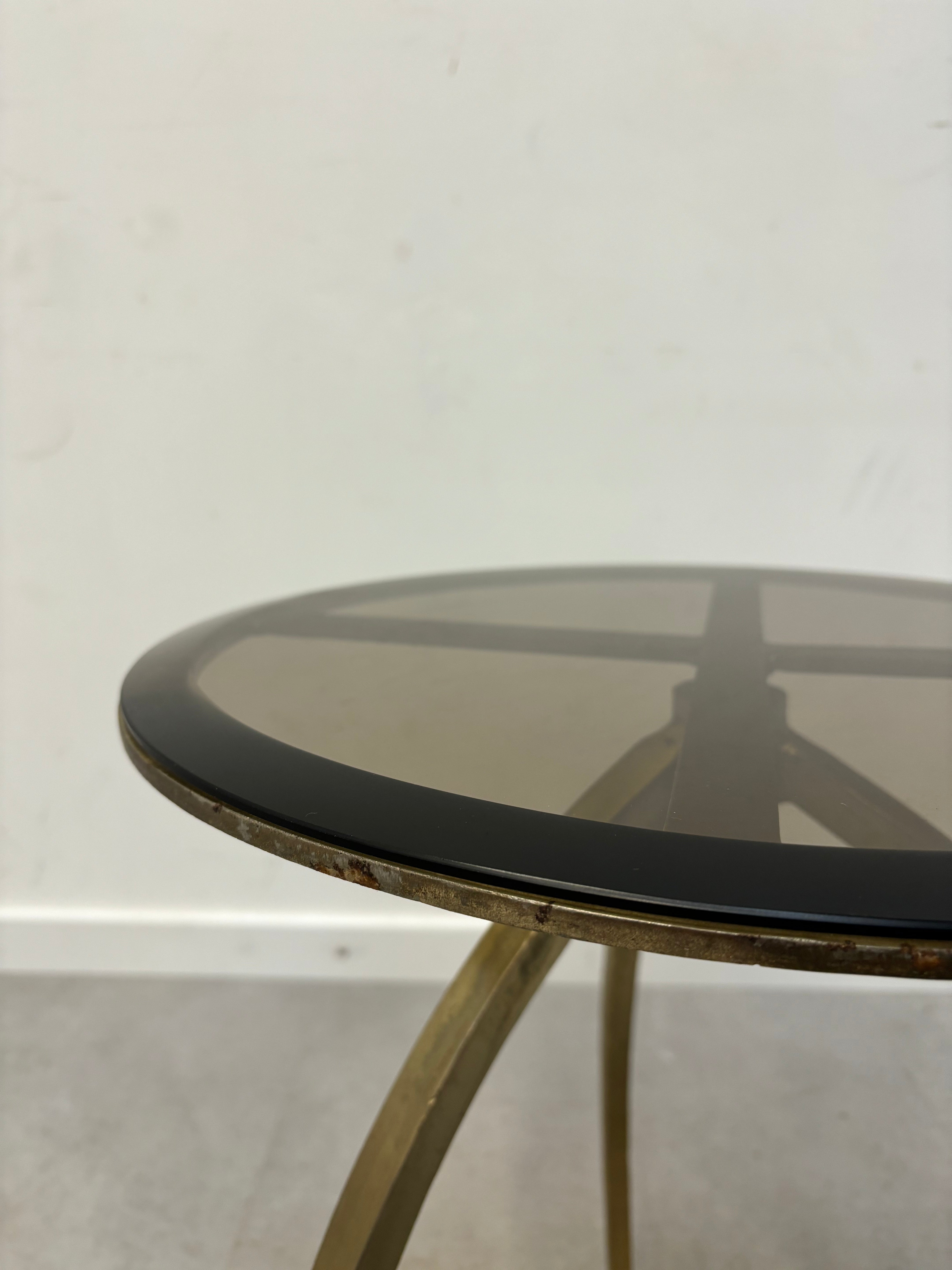 Ensemble de deux tables d'appoint en bronze avec verre