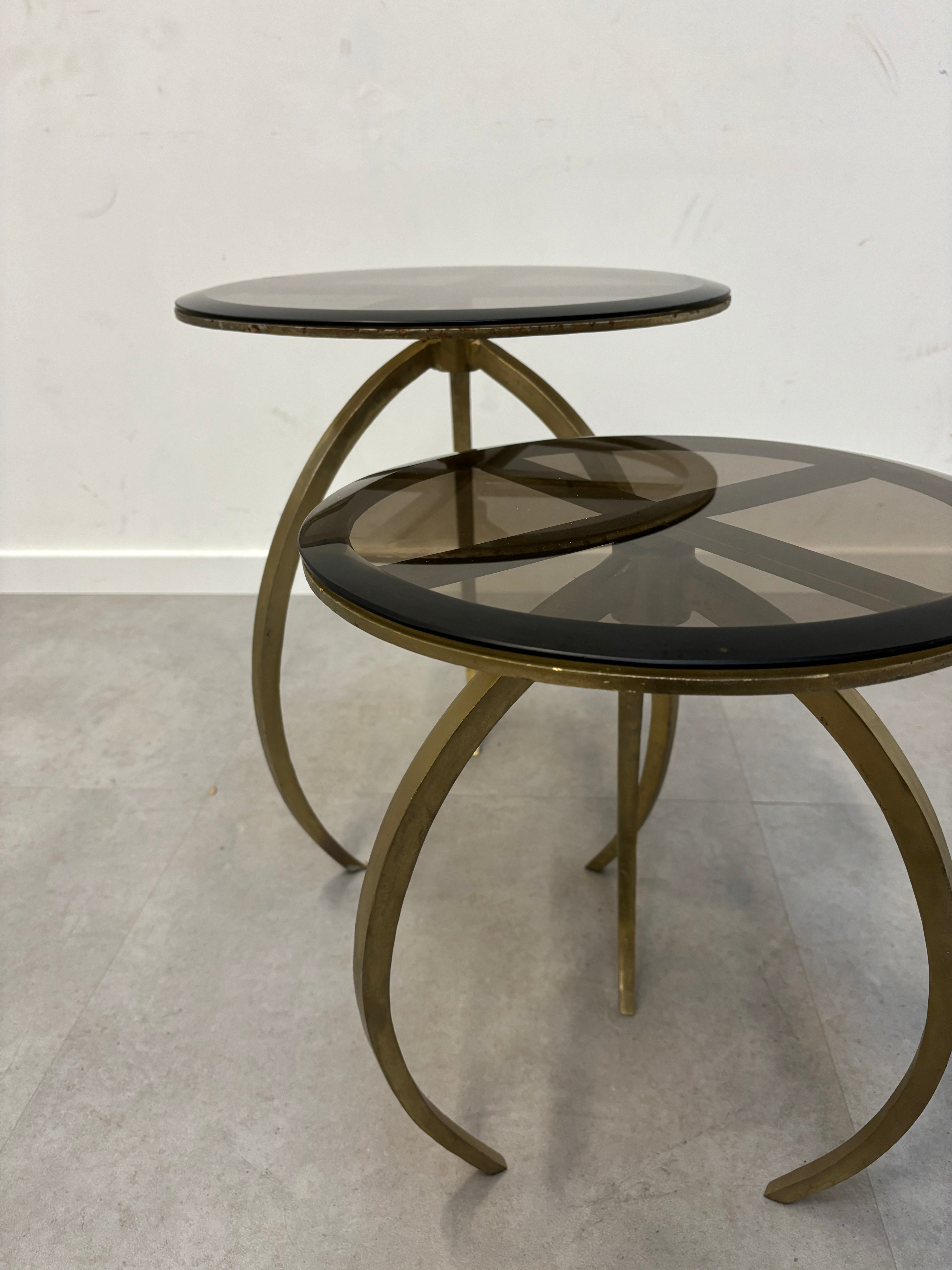Ensemble de deux tables d'appoint en bronze avec verre