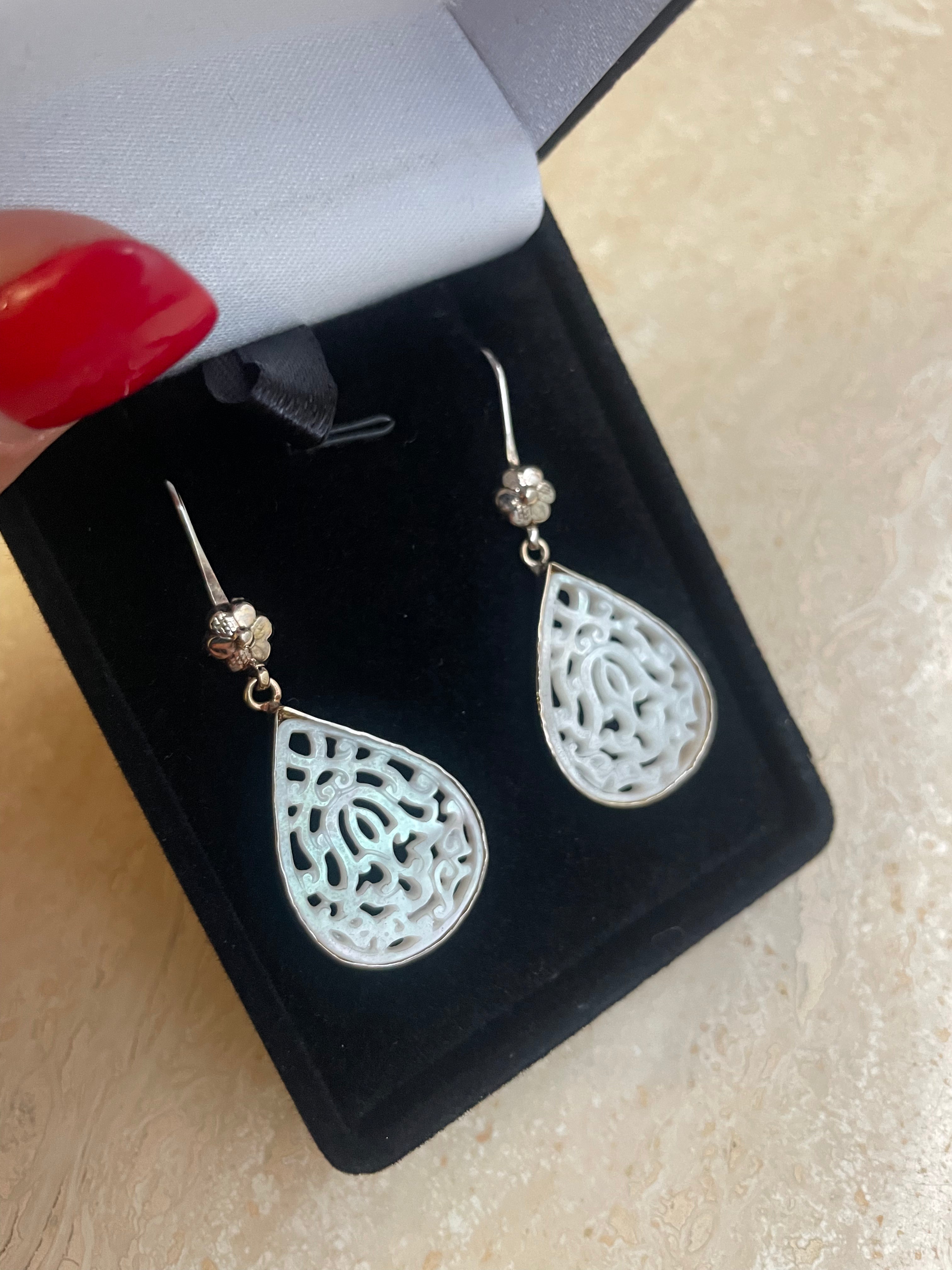 Boucles d'oreilles en or 18 carats avec opale blanche