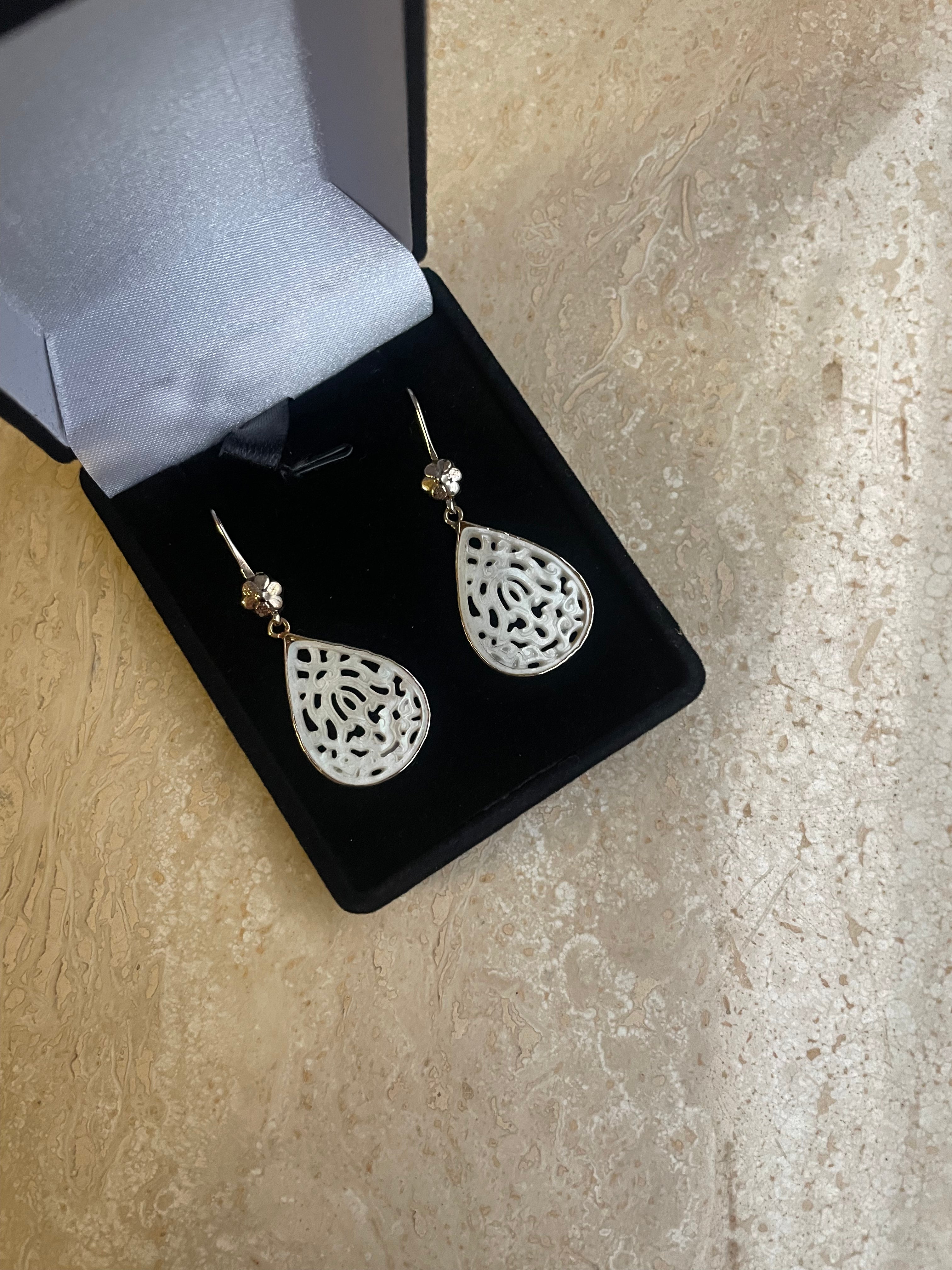 Boucles d'oreilles en or 18 carats avec opale blanche