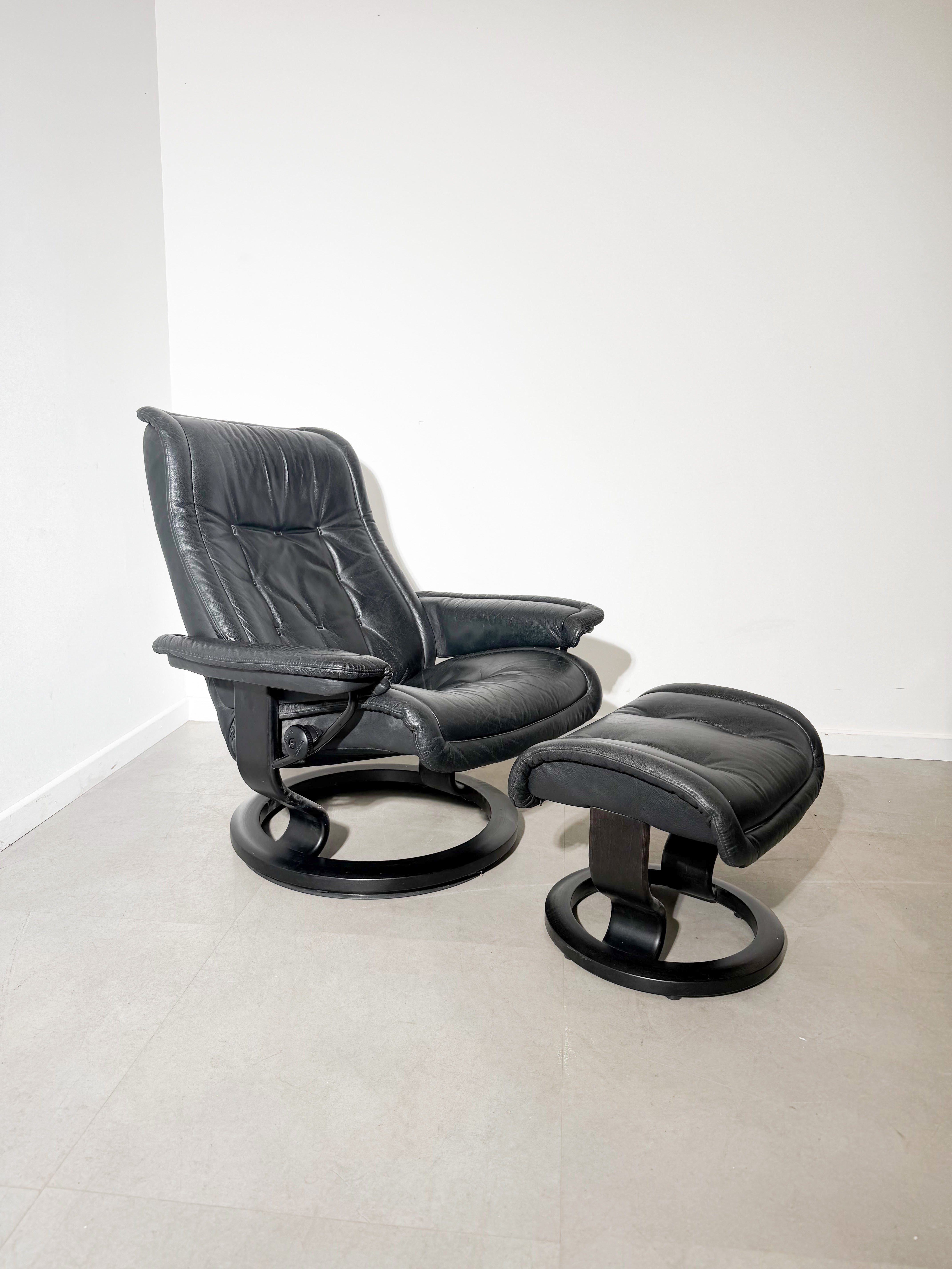 Stressless Black Relaxchair with Ottoman