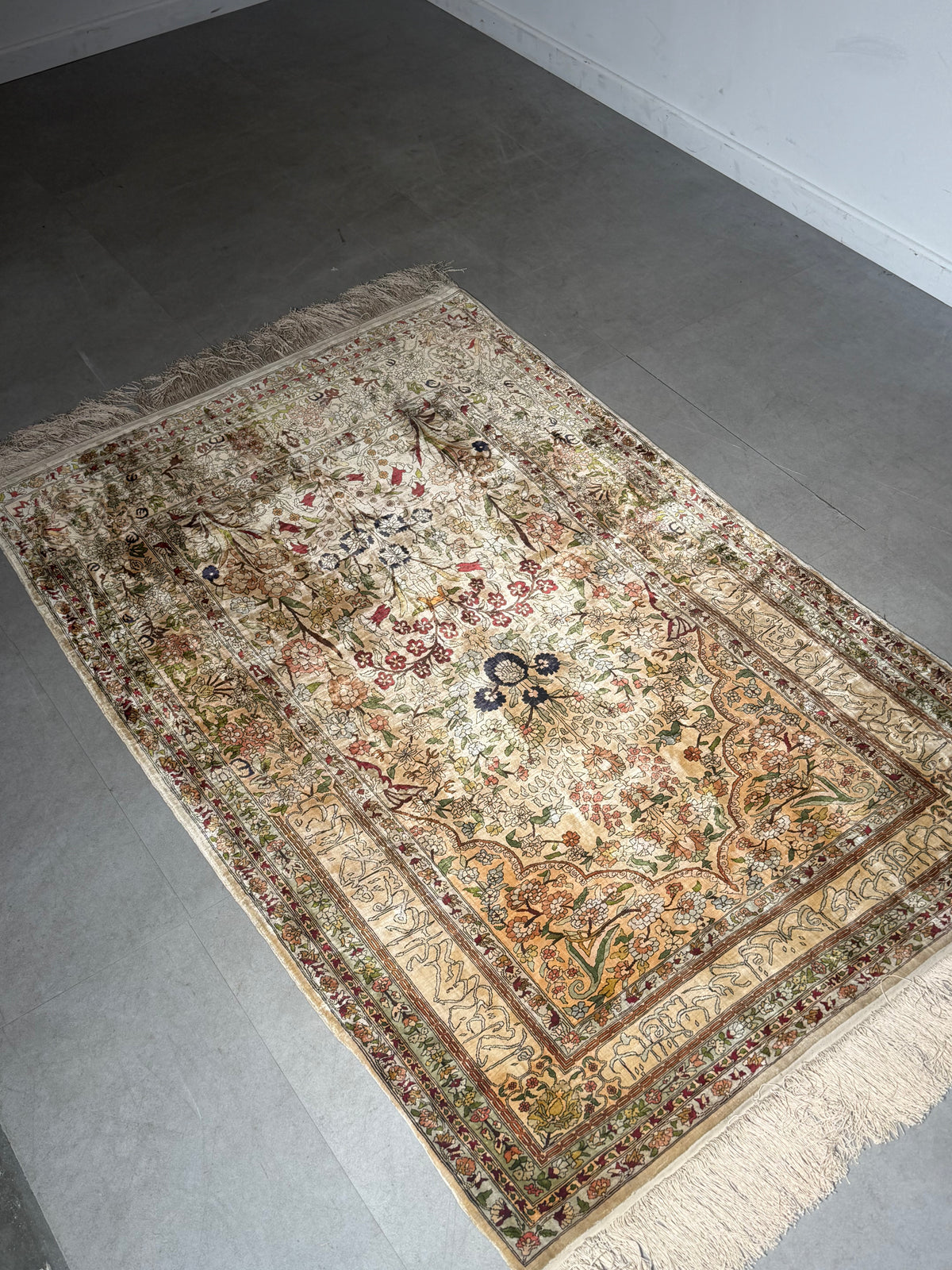 Silk Rug with Floral Design – 180 × 100 cm
