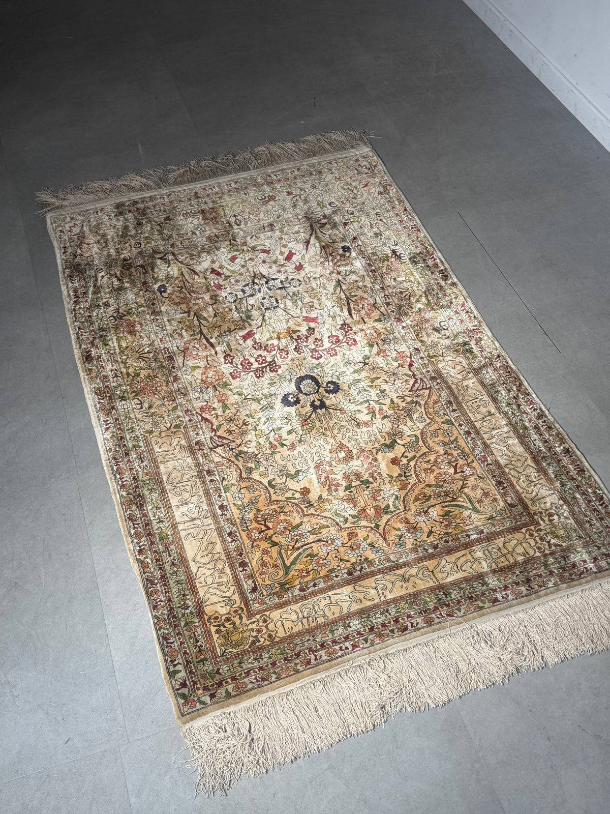 Silk Rug with Floral Design – 180 × 100 cm