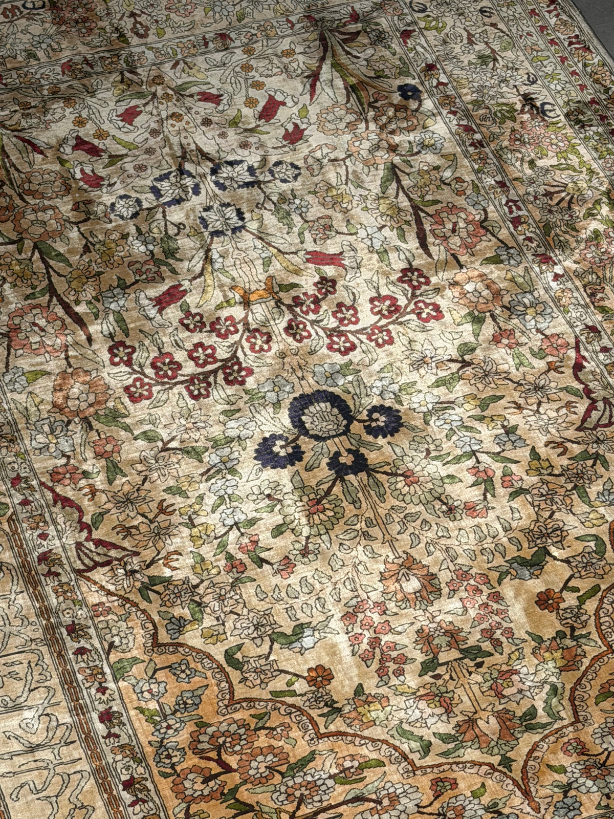 Silk Rug with Floral Design – 180 × 100 cm