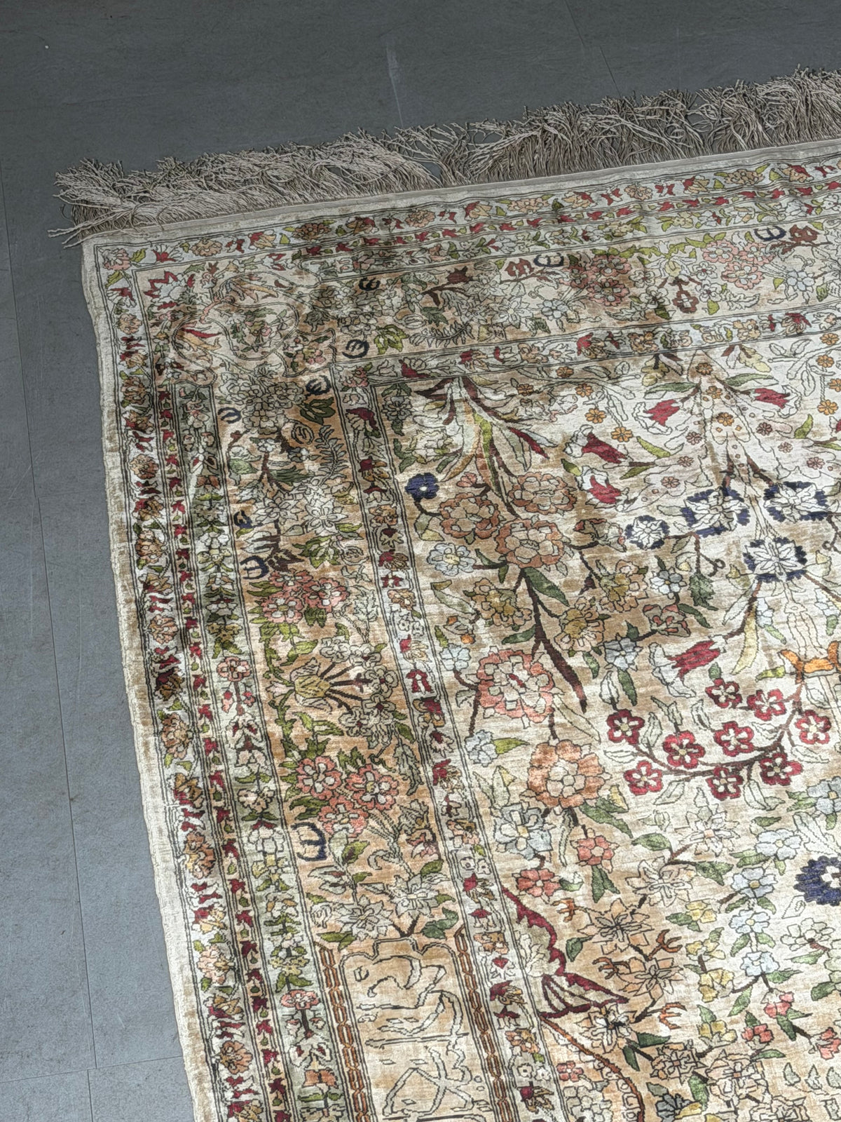 Silk Rug with Floral Design – 180 × 100 cm