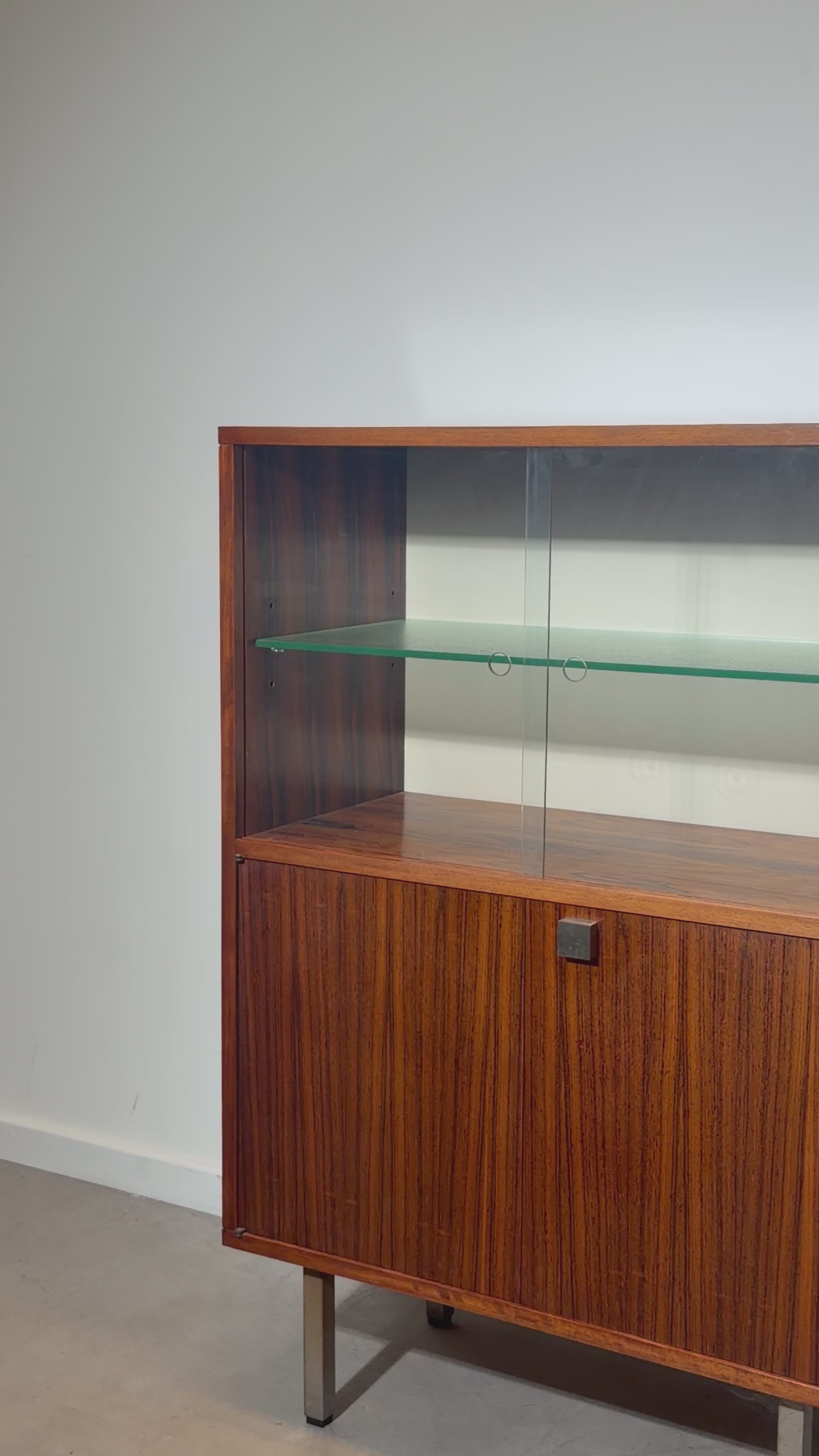 Charger la vidéo : Alfred Hendrickx for Belform Display Cabinet – Rosewood Vitrine