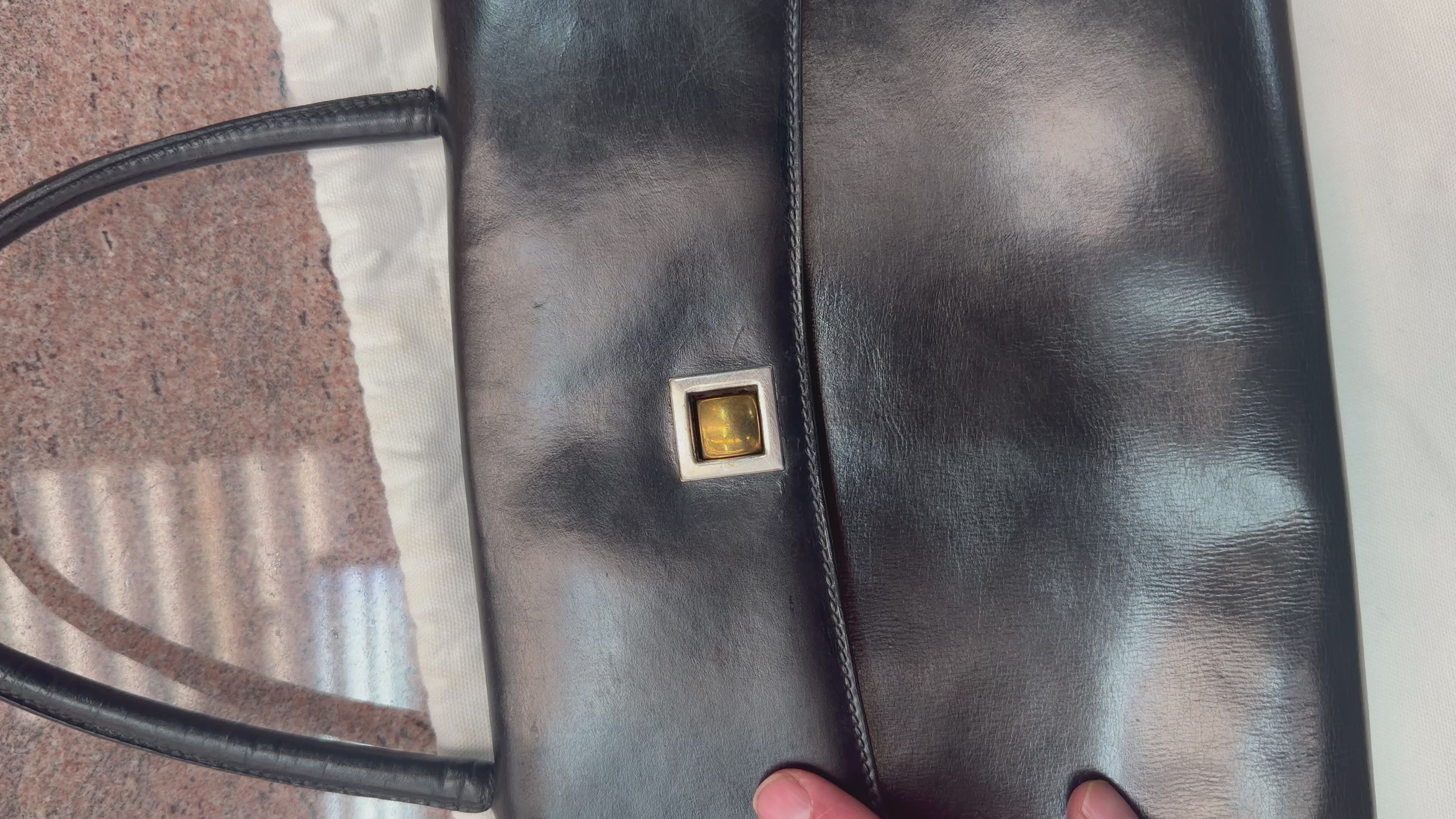 Load video: Vintage Delvaux “Œil de Chat” Handbag – Black Leather – 1960 Collection – 30 × 20 cm – With Dustbag &amp; Delvaux Letter