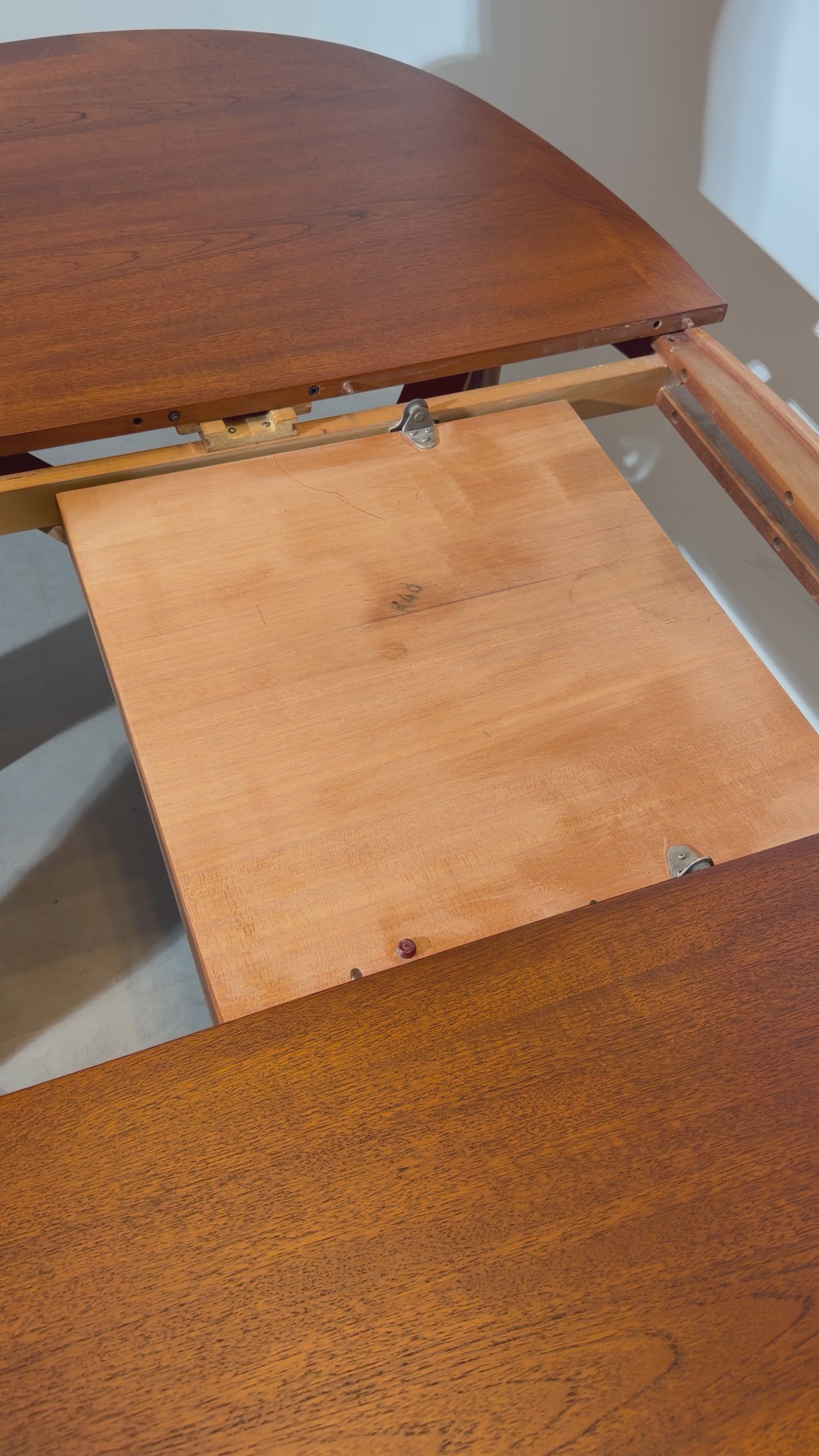 Charger la vidéo : Nathan Extendable Oval Dining Table in Teak
