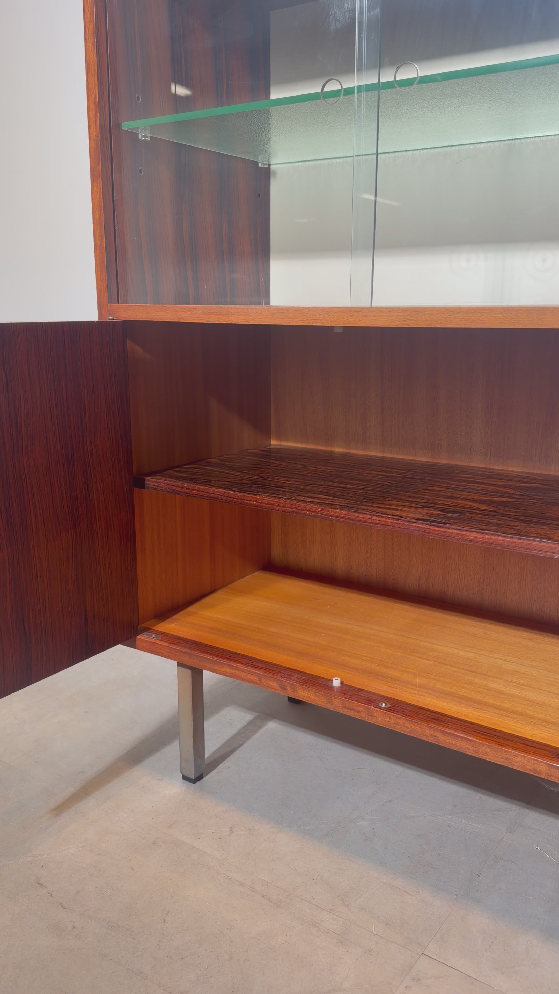 Charger la vidéo : Alfred Hendrickx for Belform Display Cabinet – Rosewood Vitrine