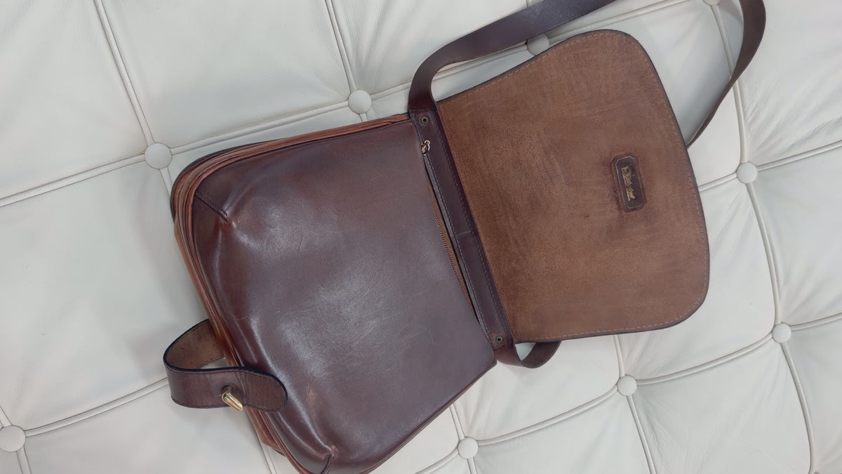 Charger la vidéo : Delvaux “Chasseresse” Two Tone Crossbody Bag 22 x 24 cm