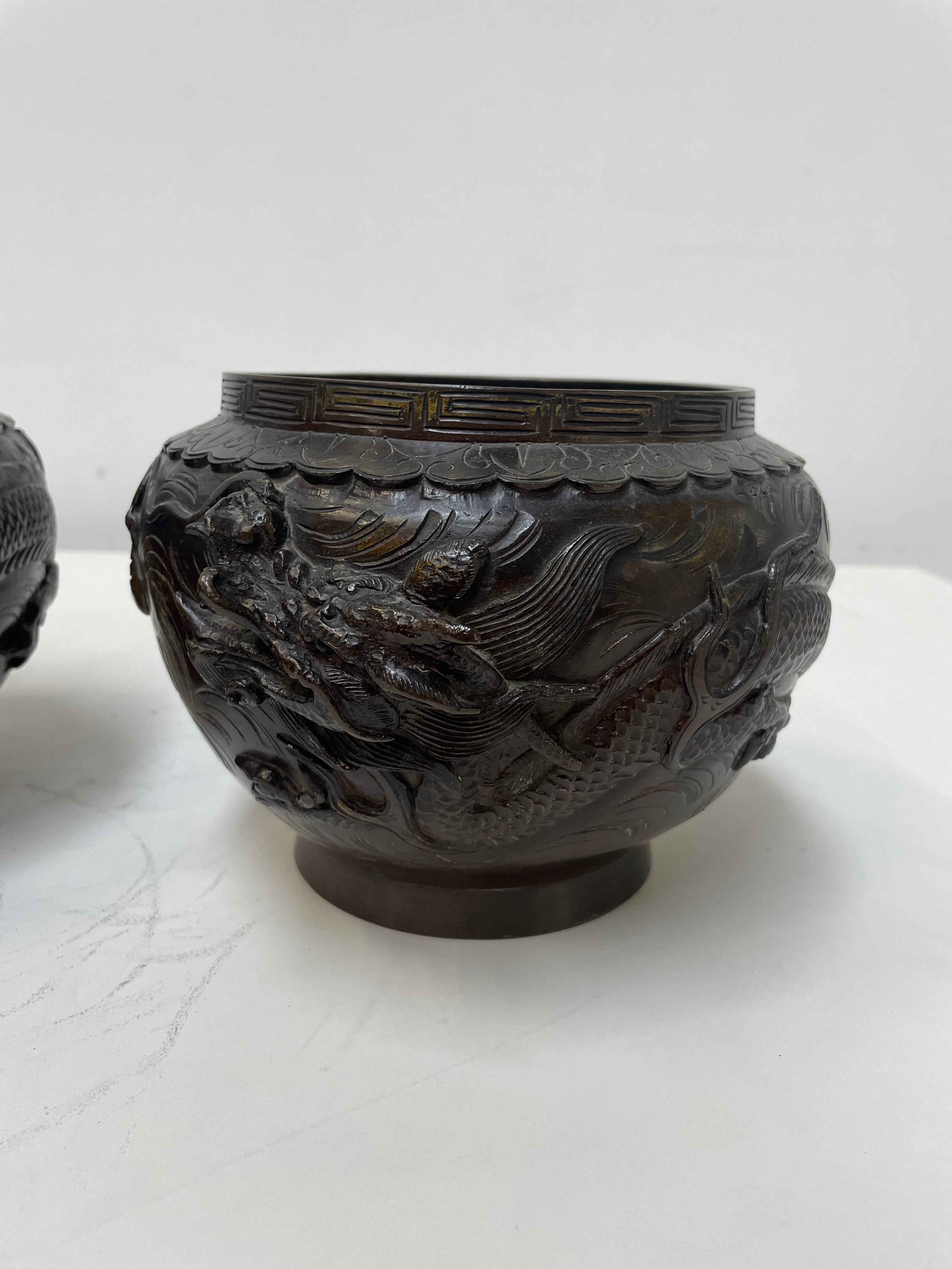 Paire de cache-pots en bronze sculptés de dragons