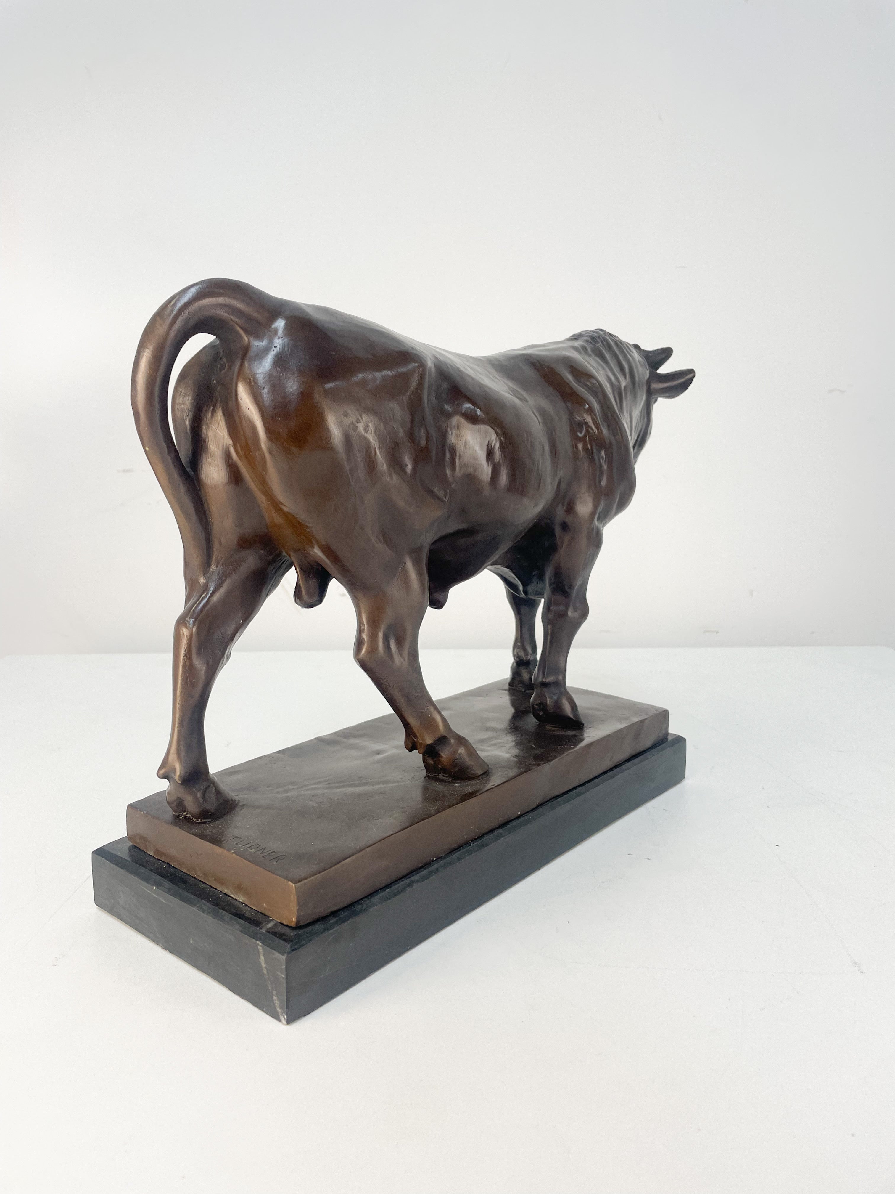 Taureau de bronze sur un piédestal en marbre