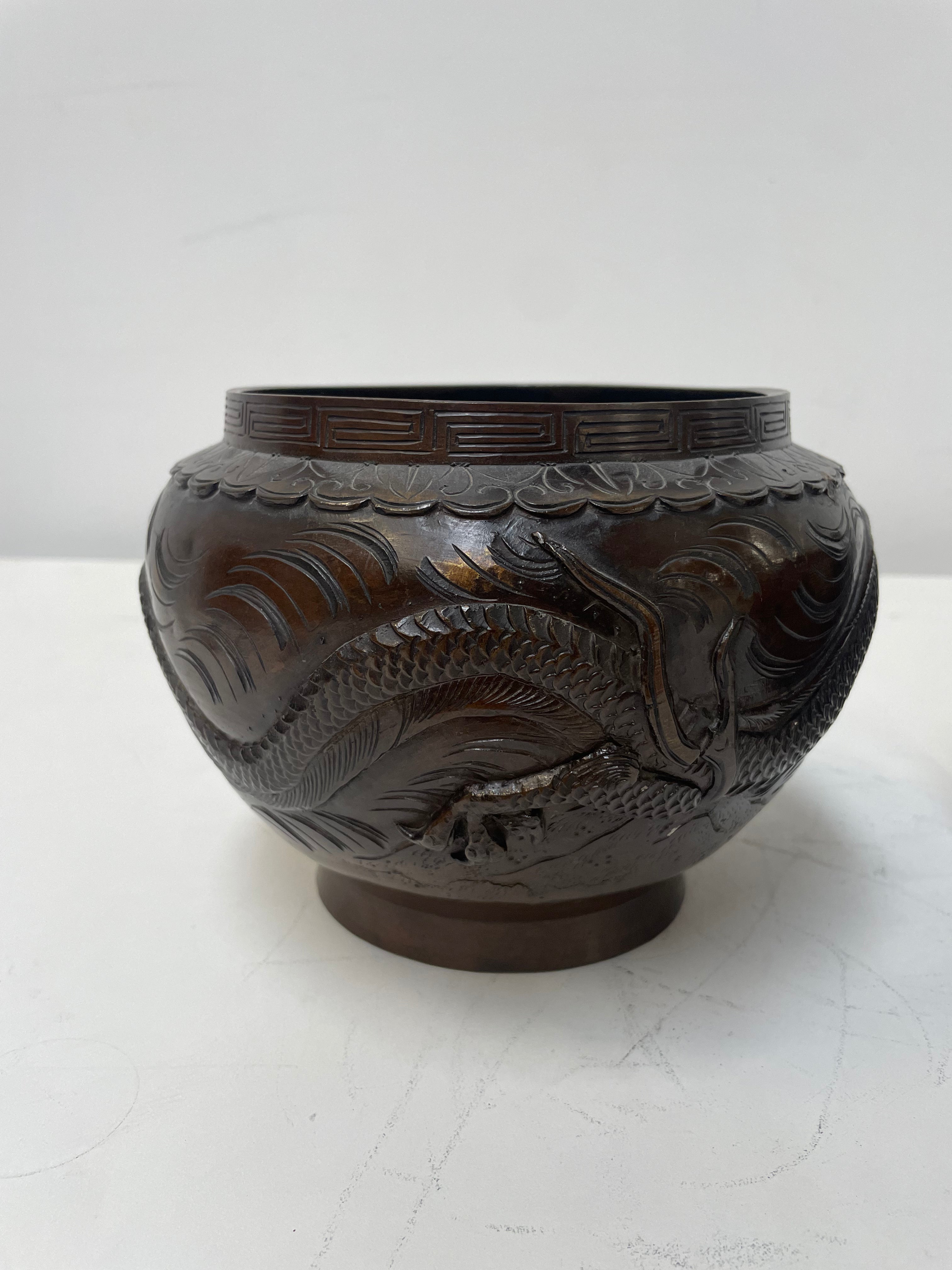 Paire de cache-pots en bronze sculptés de dragons